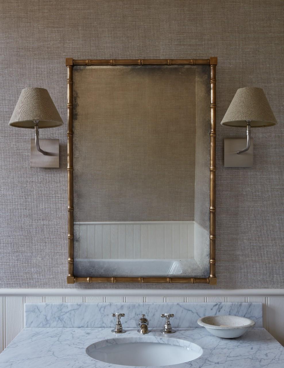 Made in our Shropshire Workshops, our Vero Mirror features a hand sculpted solid brass frame that surrounds an antiqued mirror glass centre.