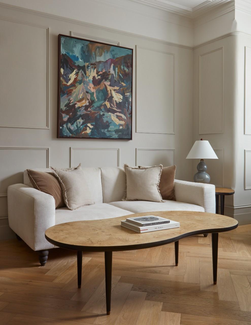 La table basse Bean a été inspirée par la récente visite de Rupert à Athènes, où il a visité un musée et vu un meuble similaire, ce qui a déclenché une recherche sur la forme et le design.

Le plateau de la table est en loupe de chêne naturelle qui
