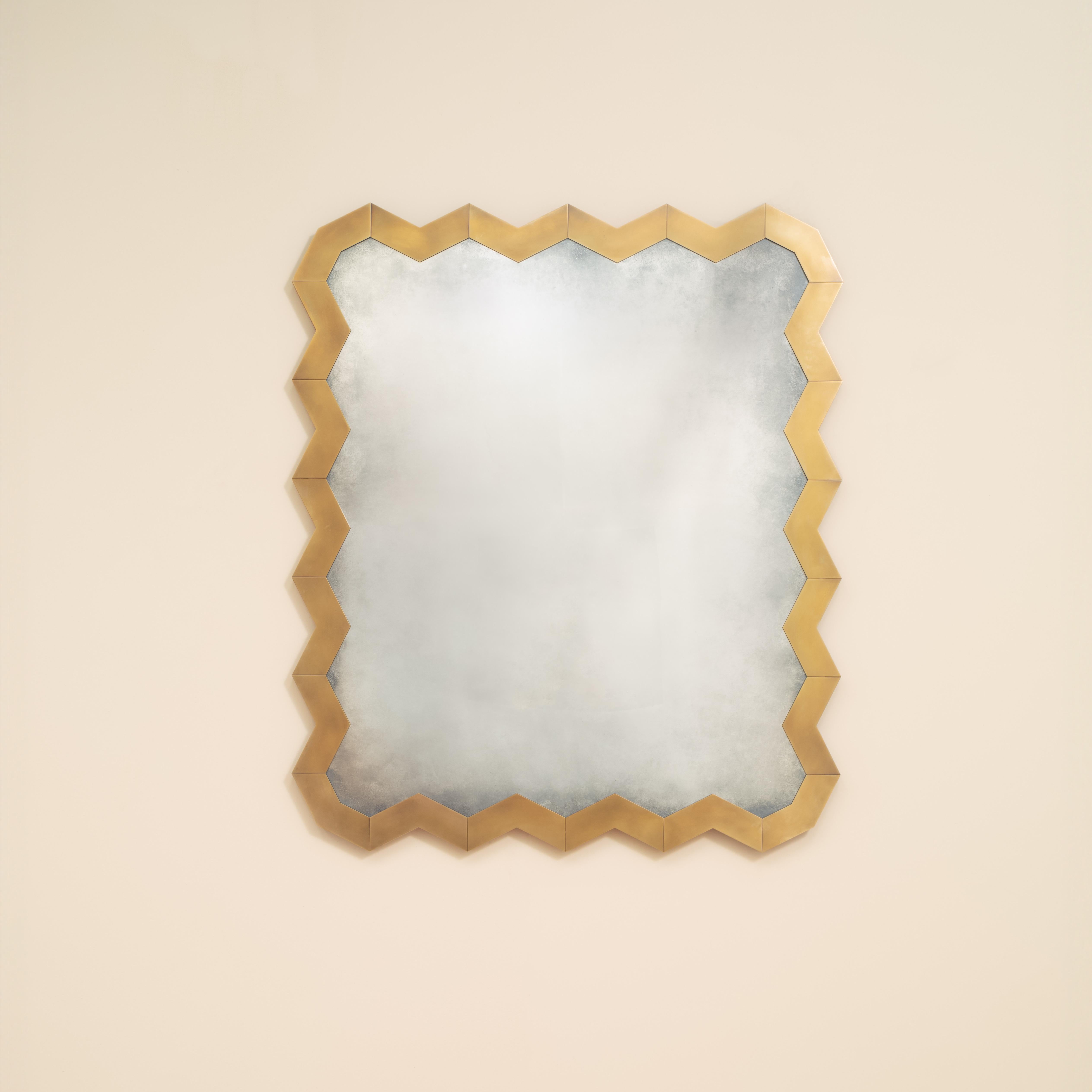 Notre miroir Chevron en laiton est composé d'un cadre en chêne enveloppé de laiton légèrement patiné et d'un panneau central en verre miroir légèrement antiquisé.

Fabriqué à la main dans nos ateliers du Shropshire, chaque miroir est fabriqué avec