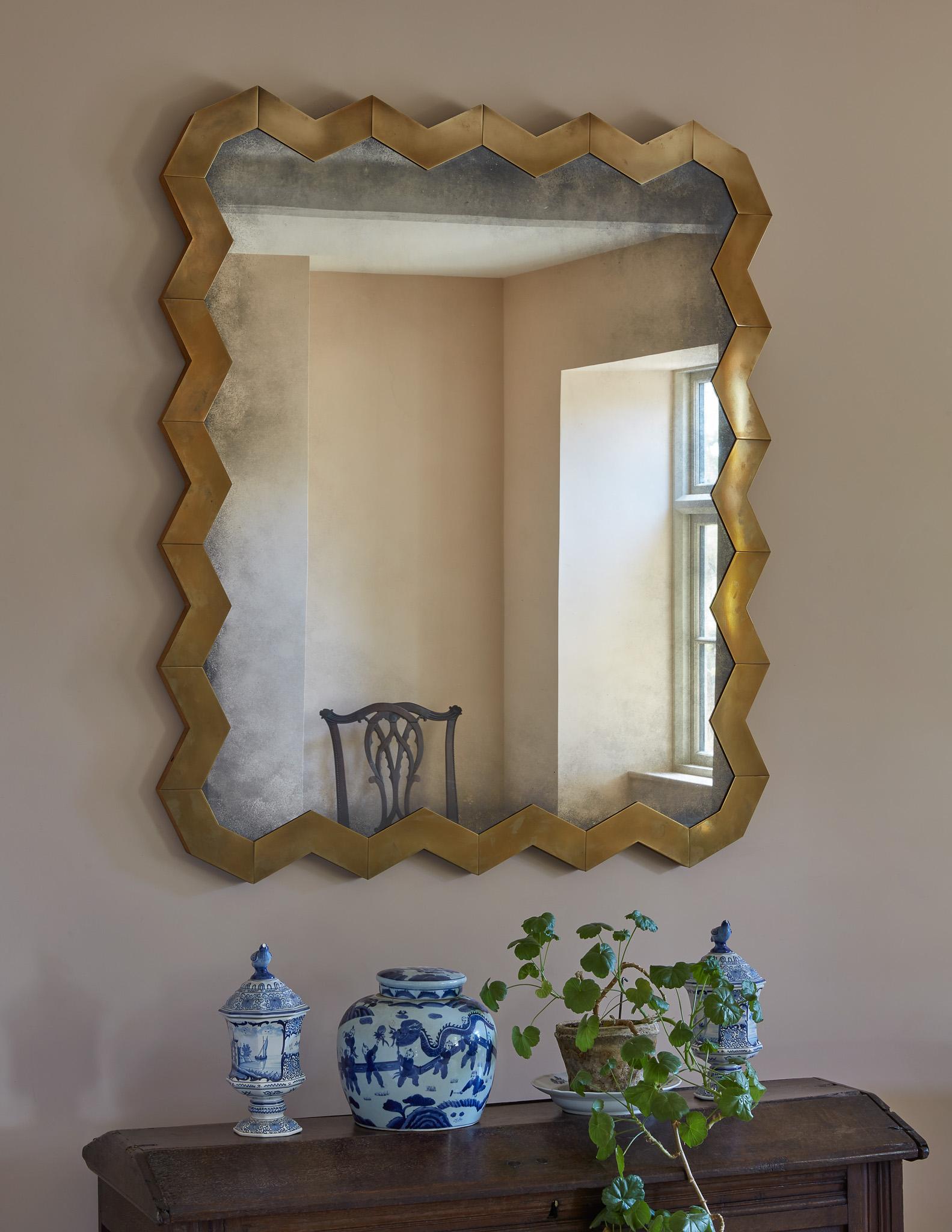 Britannique Rupert Bevan Brass Chevron Mirror - Medium en vente
