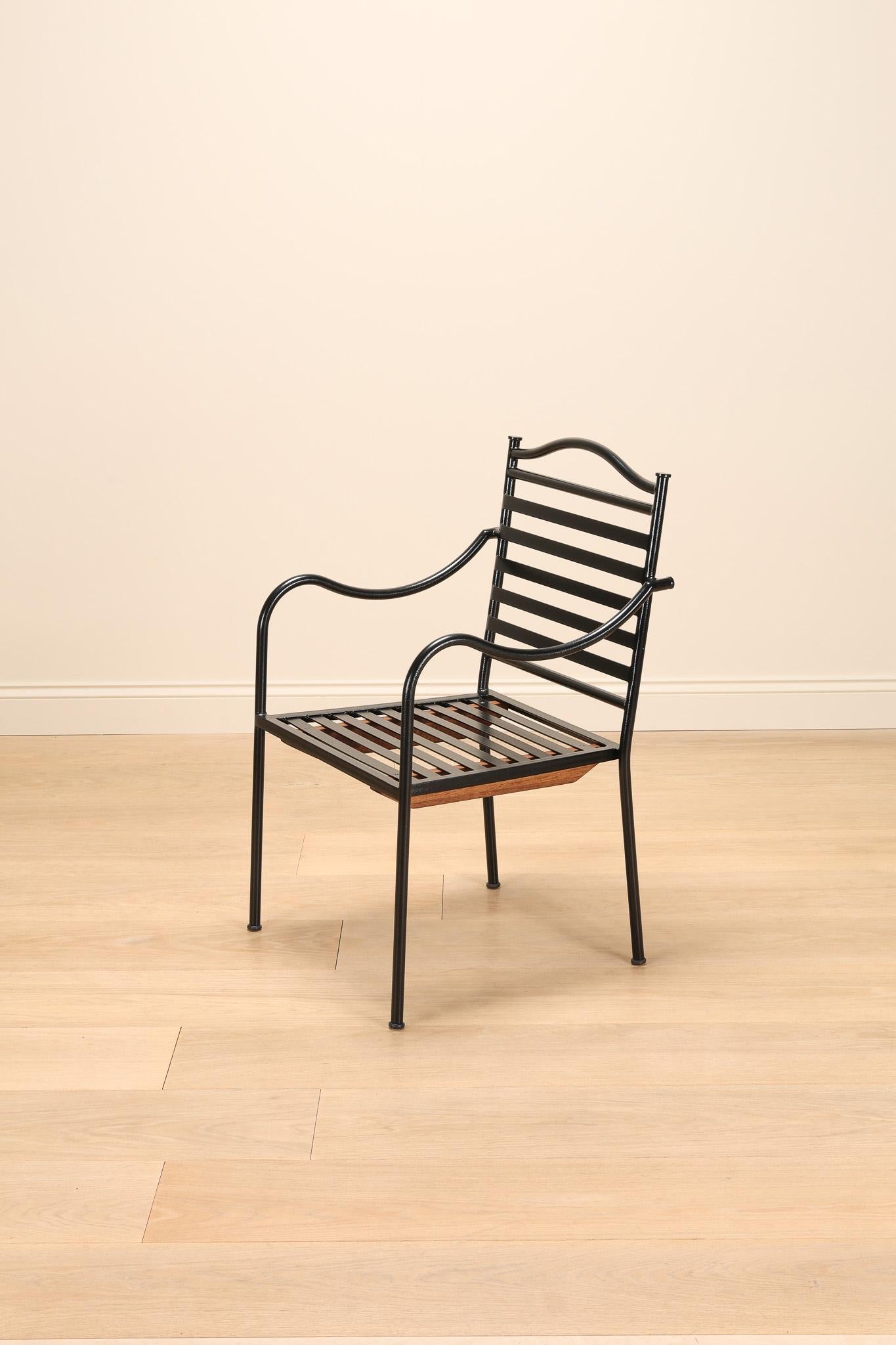 Née d'un projet à Mayfair avec une terrasse extérieure, cette chaise peut tout aussi bien être utilisée en extérieur, dans une orangerie, un jardin d'hiver ou tout autre environnement intérieur.

Le cadre élégant de la chaise est fabriqué en acier