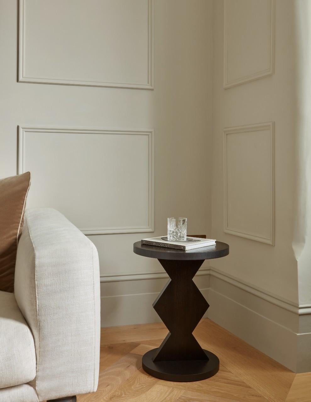 Britannique Table d'appoint Marcel ébénisée Rupert Bevan - Petite en vente