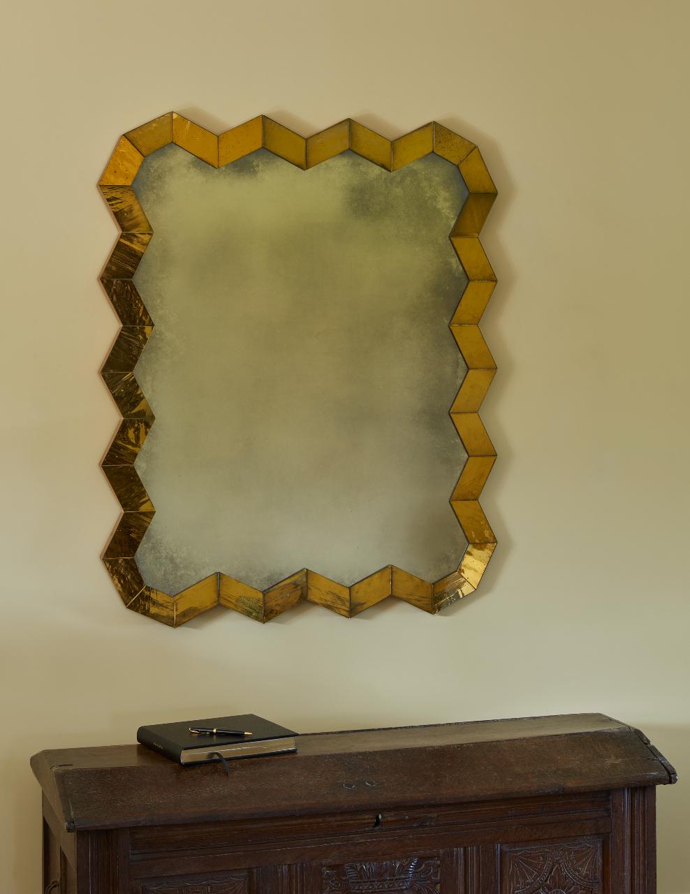 Verre brun Miroir à chevrons en verre Rupert Bevan - Petit en vente
