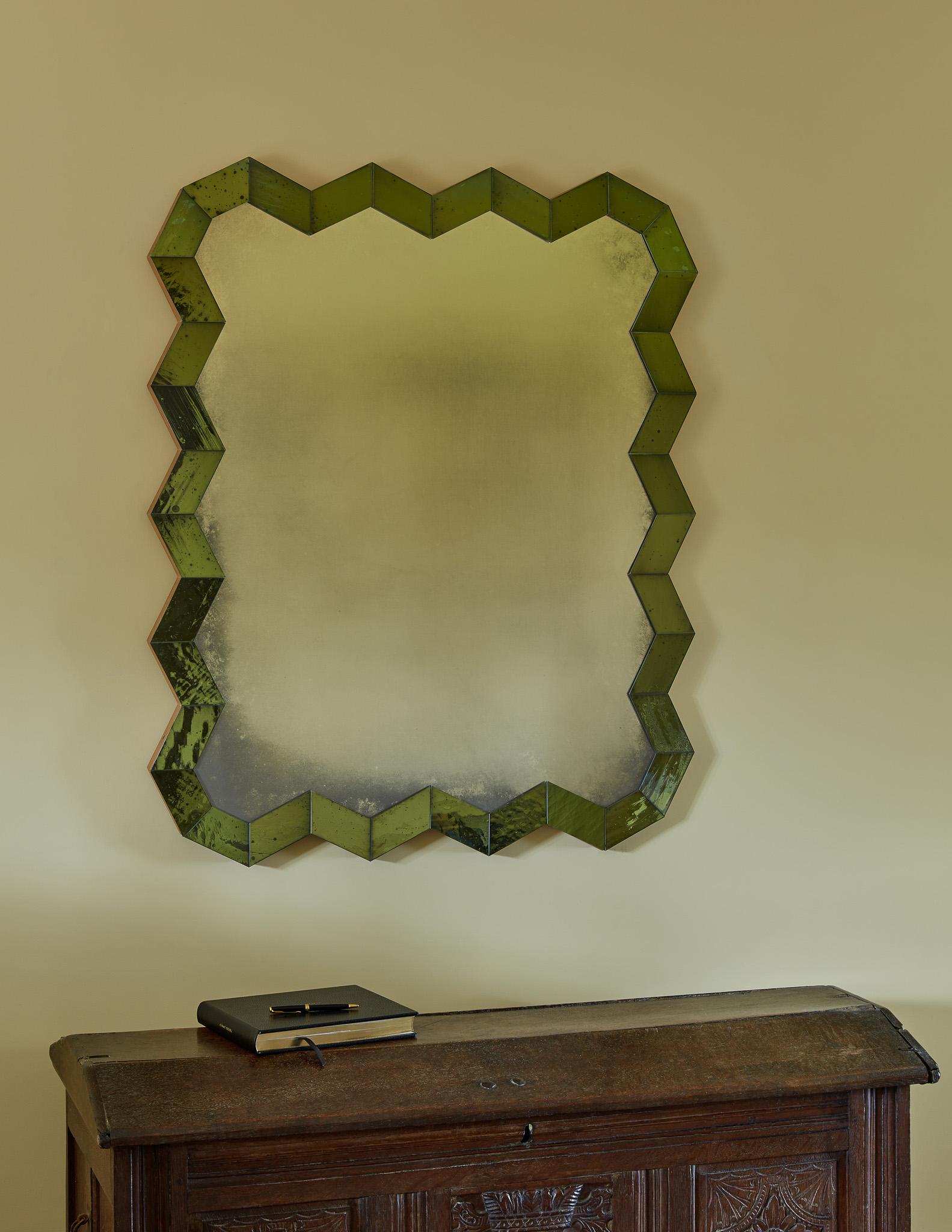 Miroir à chevrons en verre Rupert Bevan - Petit Neuf - En vente à London, GB