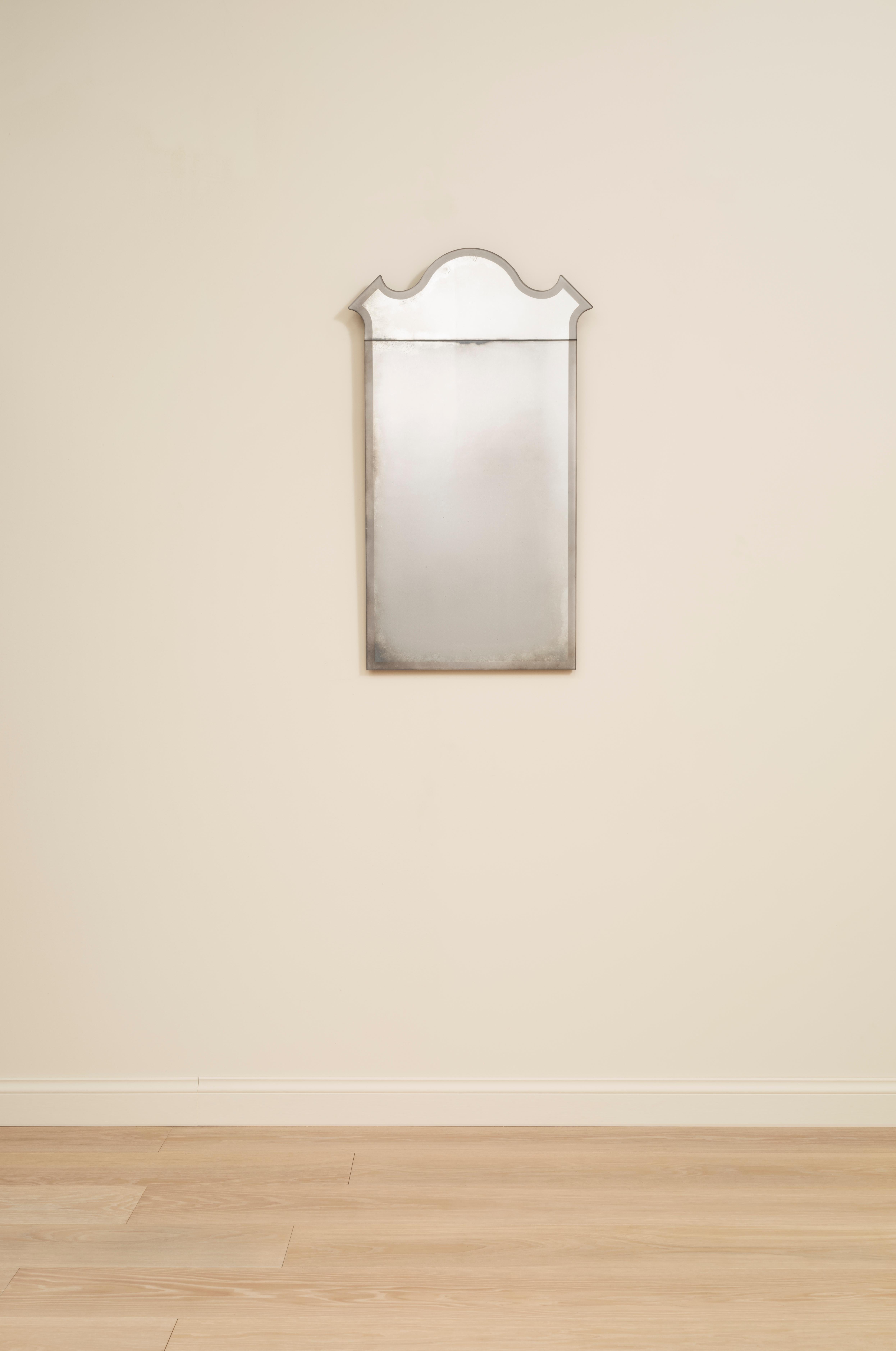 Inspiriert von den traditionellen Pfeilerspiegeln der viktorianischen Ära hat Rupert Bevan eine Kollektion von königlich geformten Spiegeln entwickelt, die in aufwändiger Handarbeit mit einem sandgestrahlten Rand versehen wurden und in 4 Designs