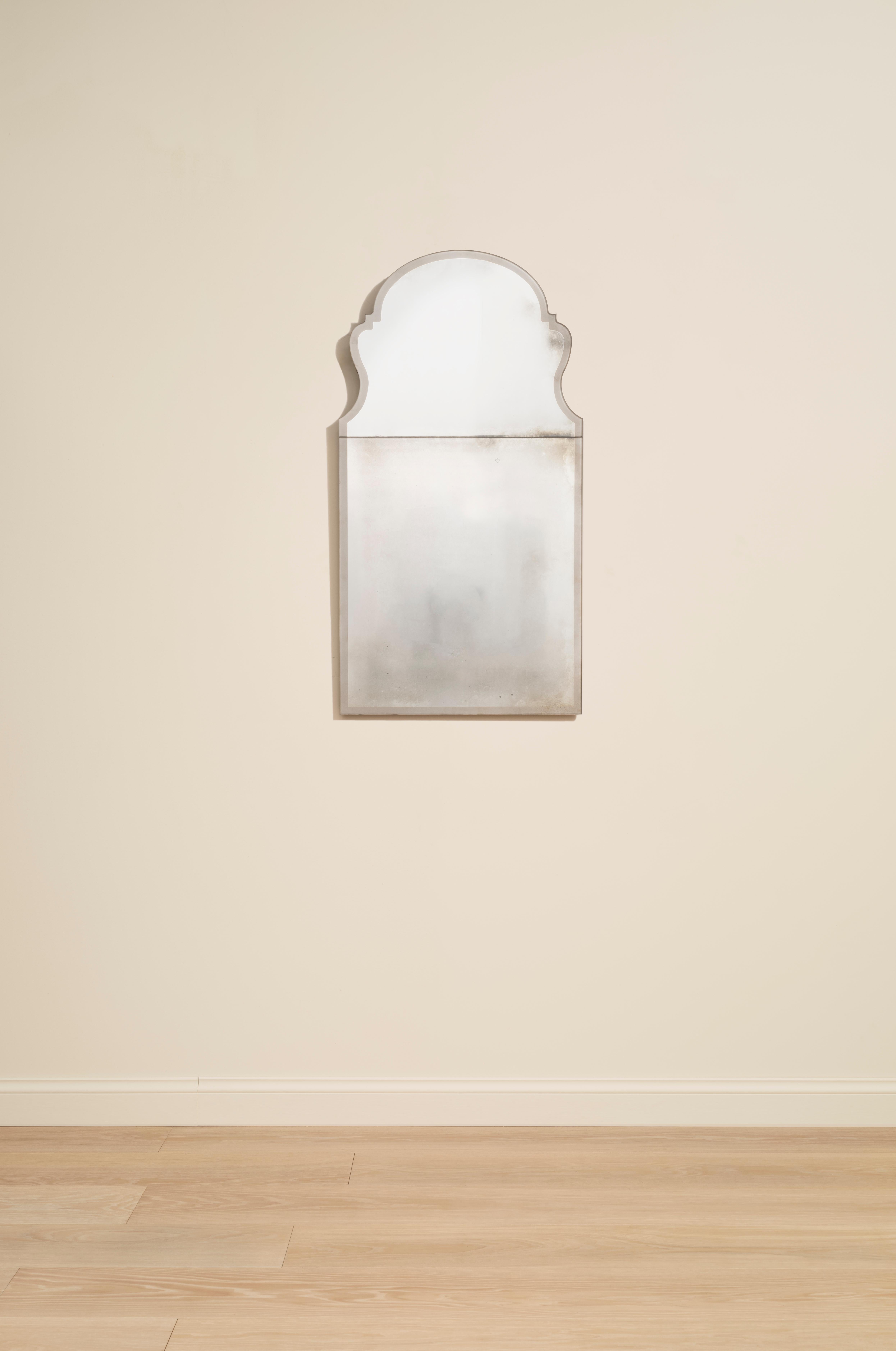 Inspiré par les miroirs Pier traditionnels de l'ère victorienne, Rupert Bevan a développé une collection de miroirs aux formes royales, taillés à la main de manière complexe et dotés d'une bordure sablée. 

À l'aide d'une recette d'argenture sur