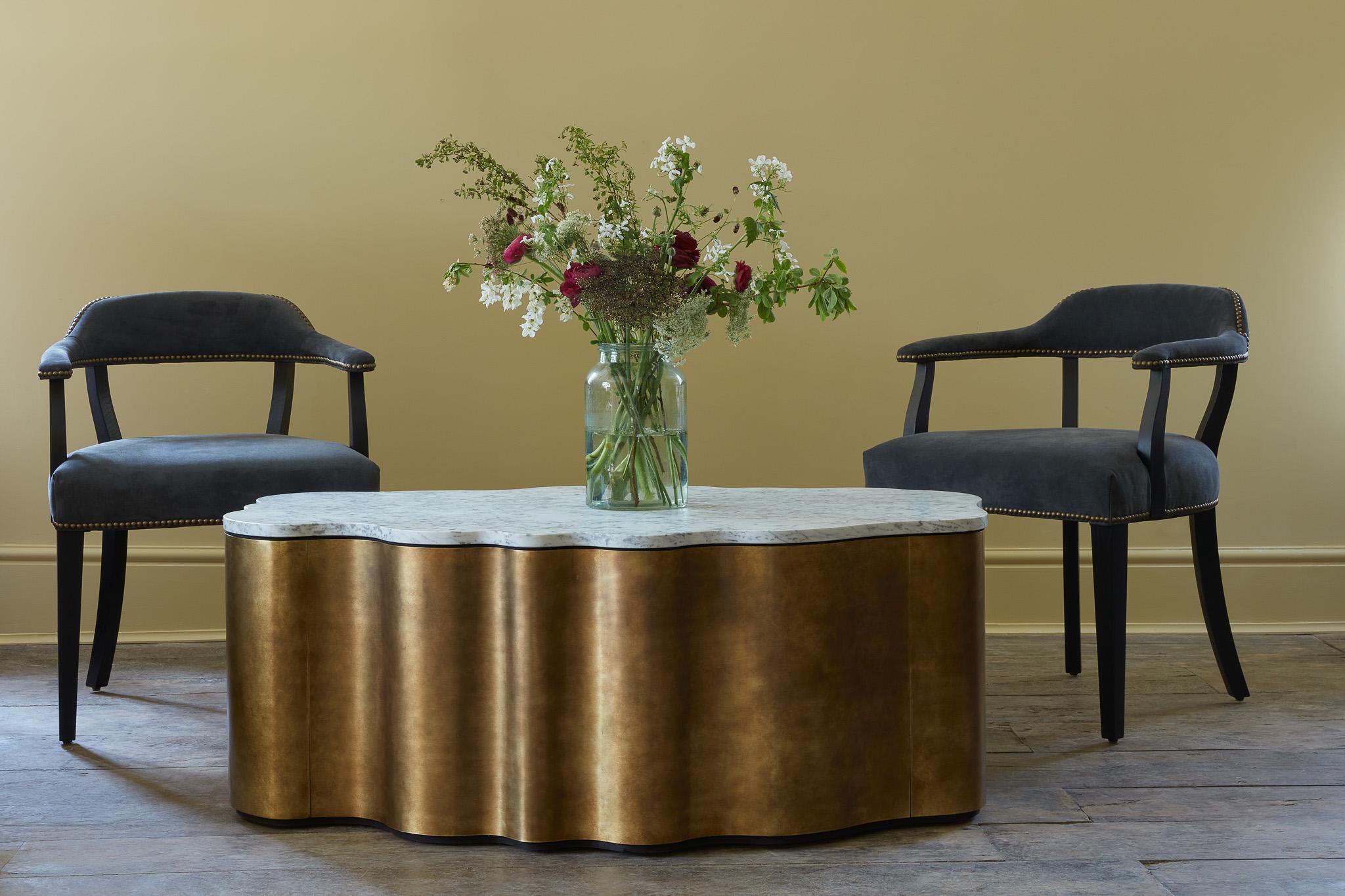 La table basse Island est fabriquée à partir d'une feuille de laiton massif. Le laiton reçoit ensuite notre finition patinée caractéristique et est finalement recouvert d'une couche de laque.