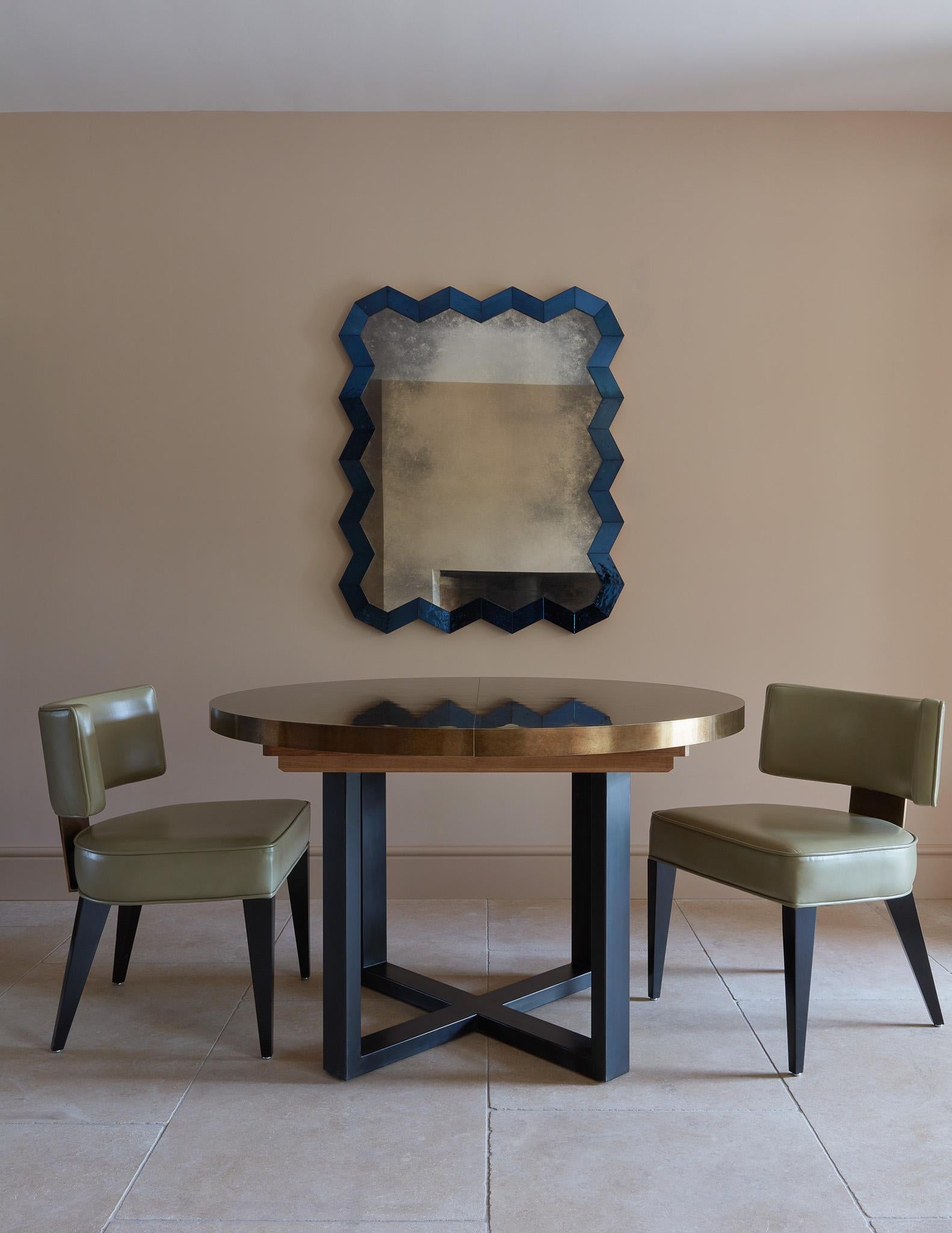 Rielaborazione di un design classico di Dupre Lafon, la sedia da pranzo Lafon ha un'ampia seduta e uno schienale imbottiti. Realizzato in faggio ebanizzato, presenta un ripiano posteriore e fissaggi in ottone patinato.

Rivestito in tessuto o pelle