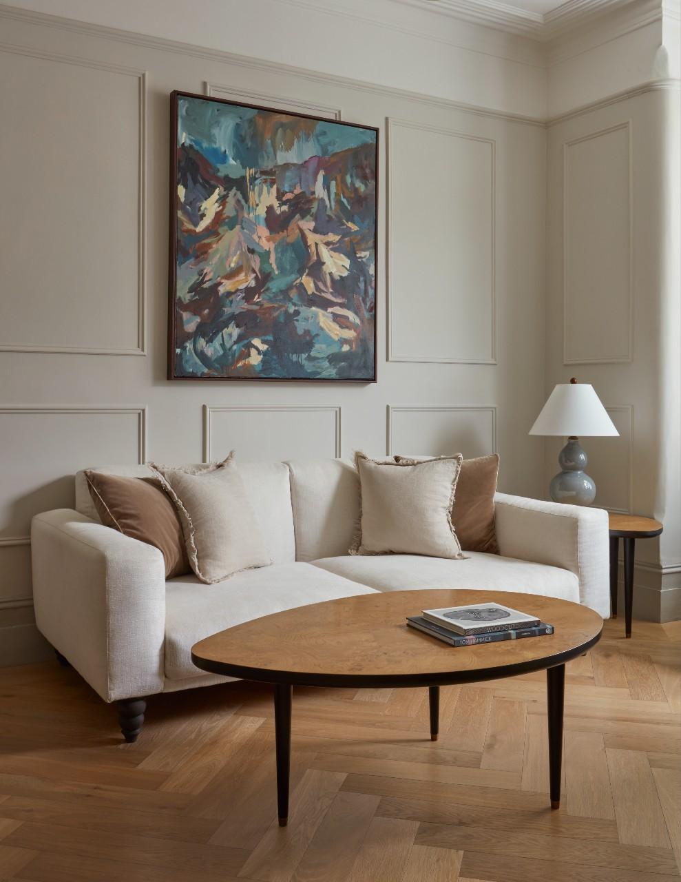 Le plateau de la table est en loupe de chêne naturelle qui présente un reflet doux et mat. Le bord de la partie supérieure a été laissé carré afin d'accentuer le contour net de la forme. Le bord inférieur a été adouci pour mettre en valeur la forme