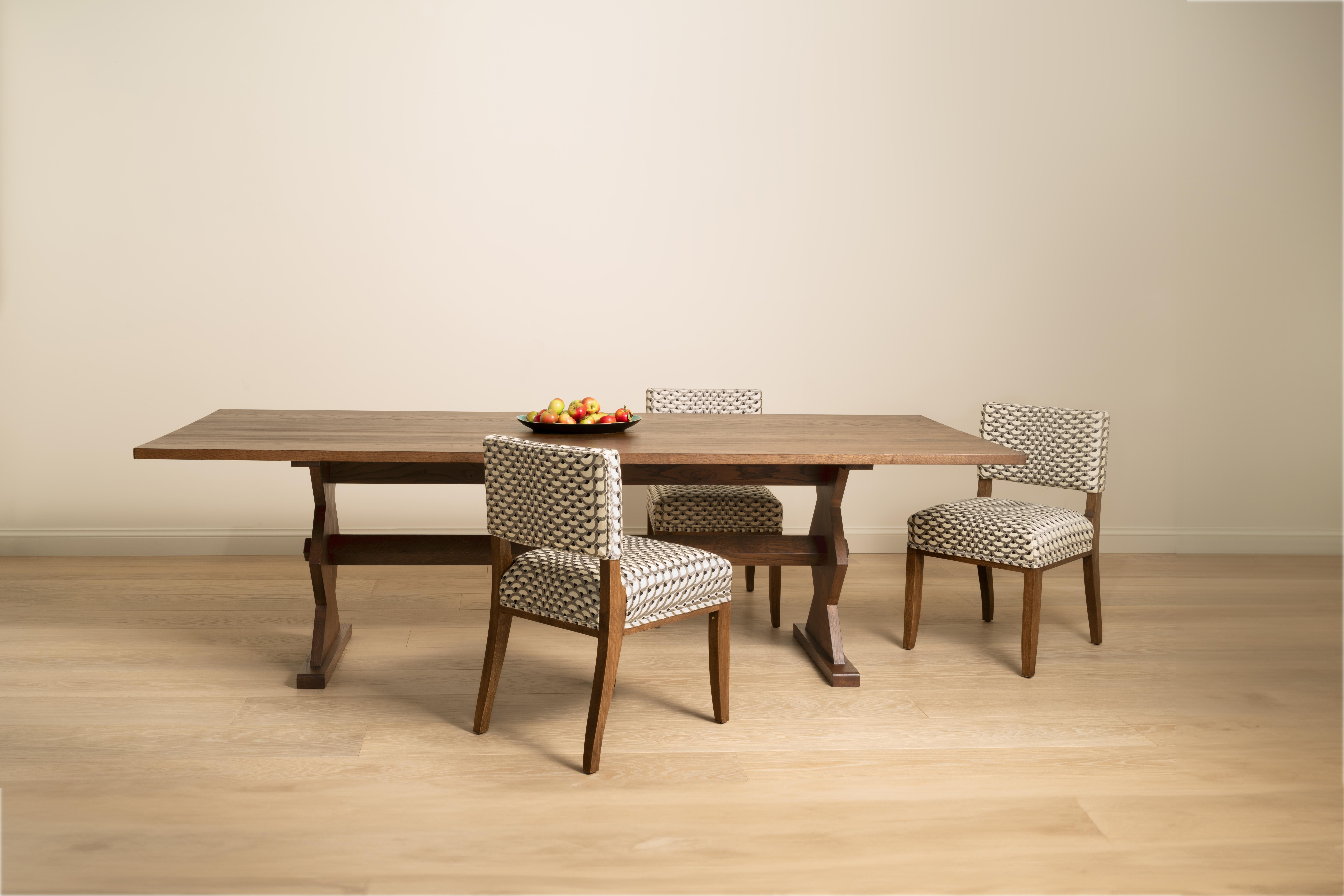 Ein moderner Esstisch im Landhausstil mit geometrisch geformten Beinen, inspiriert von dem Designer Marcel Coard. 

Traditionell aus massiver Eiche gefertigt und in natürlicher, mittlerer oder dunkler Ausführung erhältlich.