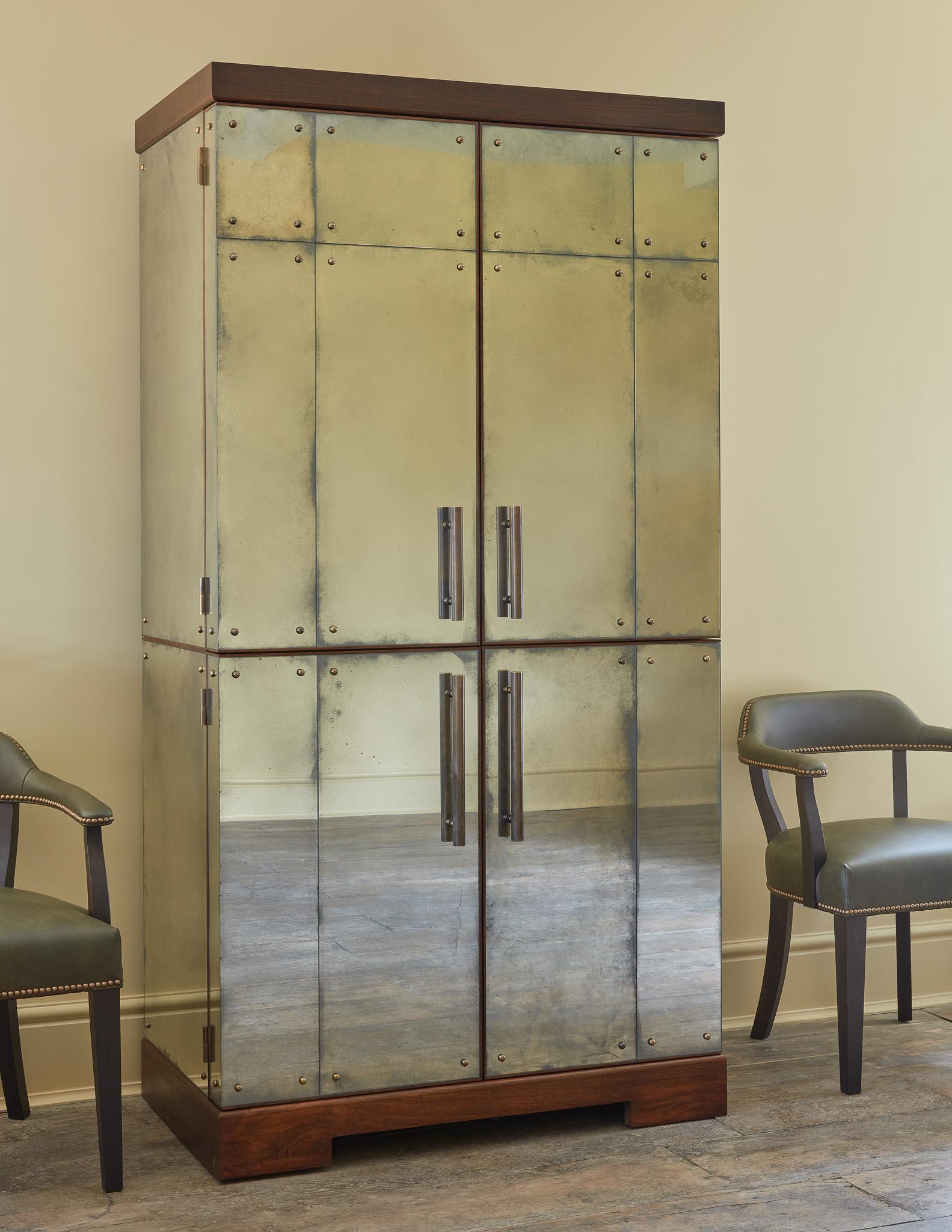 Notre armoire à cocktail classique d'inspiration Arte Antiques est composée d'un extérieur en miroir vieilli et d'un intérieur en noyer laqué teinté foncé. Comprend quatre étagères réglables, des rails de galerie, un tiroir à fermeture douce, un