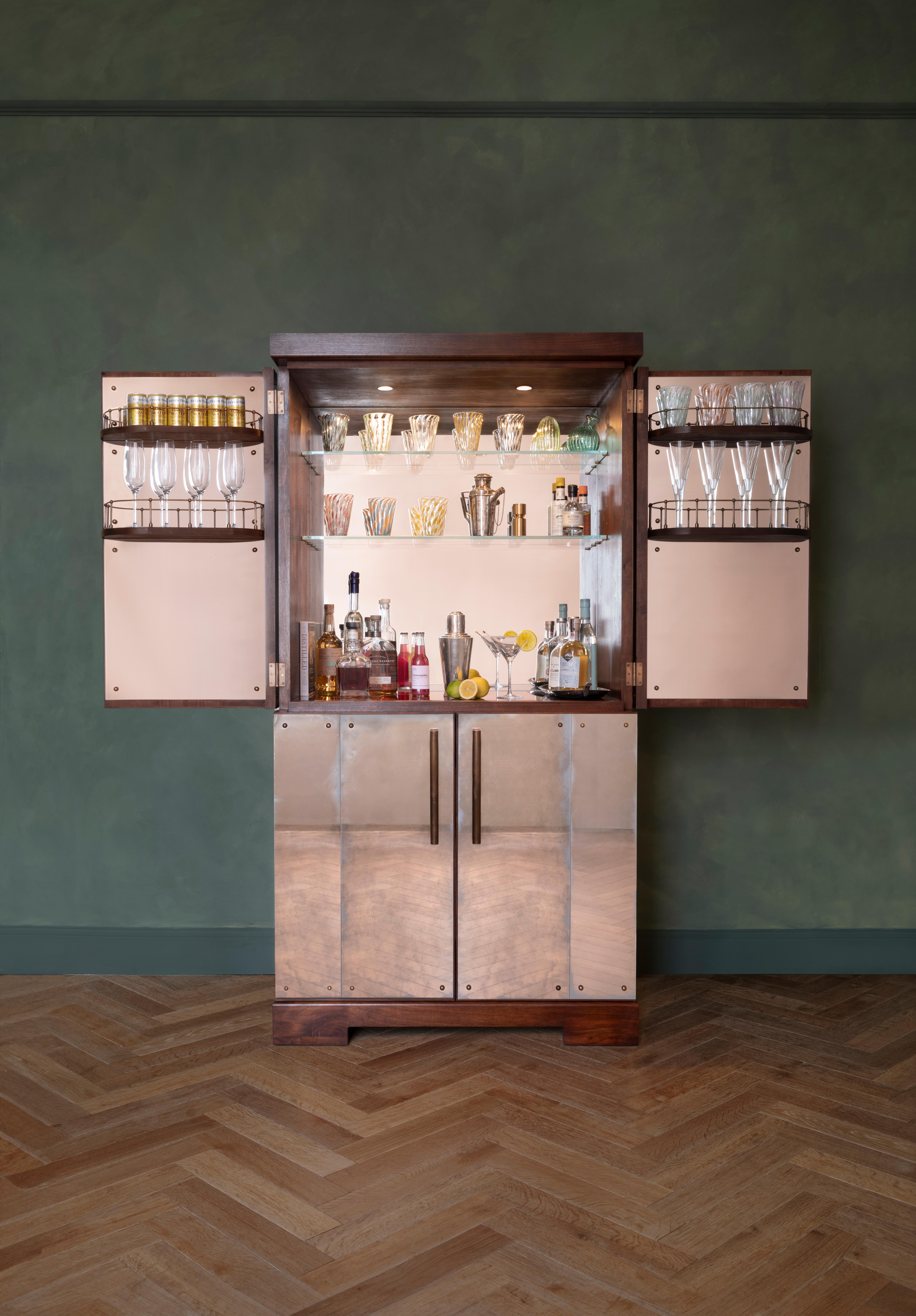 Unser klassischer, vom Art-Deco inspirierter Cocktailschrank ist außen mit einem antikisierten Spiegel und innen mit dunkel gebeiztem, geöltem und gewachstem Nussbaumholz ausgestattet. Ausgestattet mit vier verstellbaren Einlegeböden,