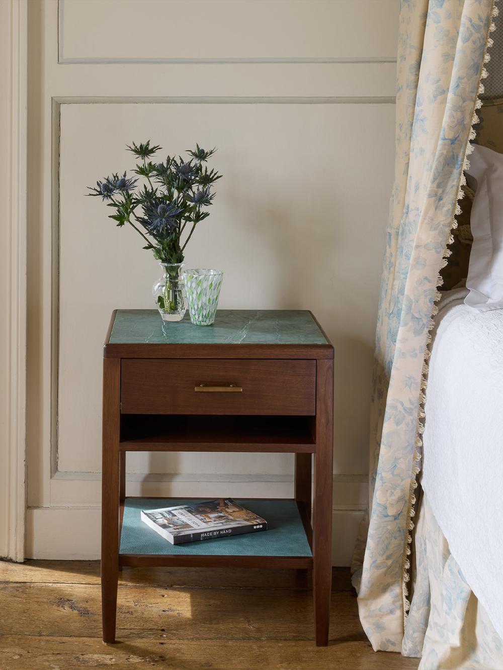 Une table de chevet qui comprend les aspects pratiques de la vie moderne et qui fusionne une matérialité raffinée avec une élégance pratique. 

Fabriqué en noyer avec un plateau en marbre adouci, le design incorpore un tiroir à fermeture souple