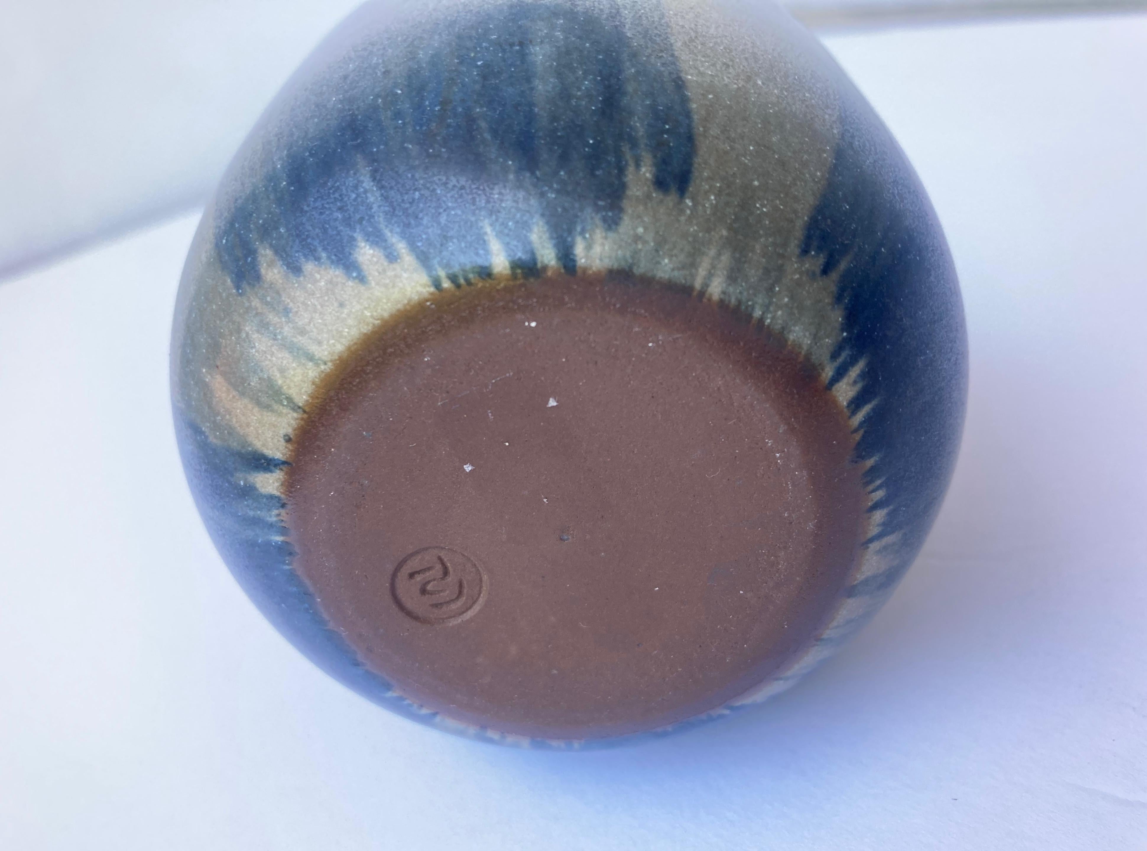 Moderne Rupert Deese, Bleu, Céramique/Stoneware « Pomme » Sculpture, Presse-papier, Marqué en vente