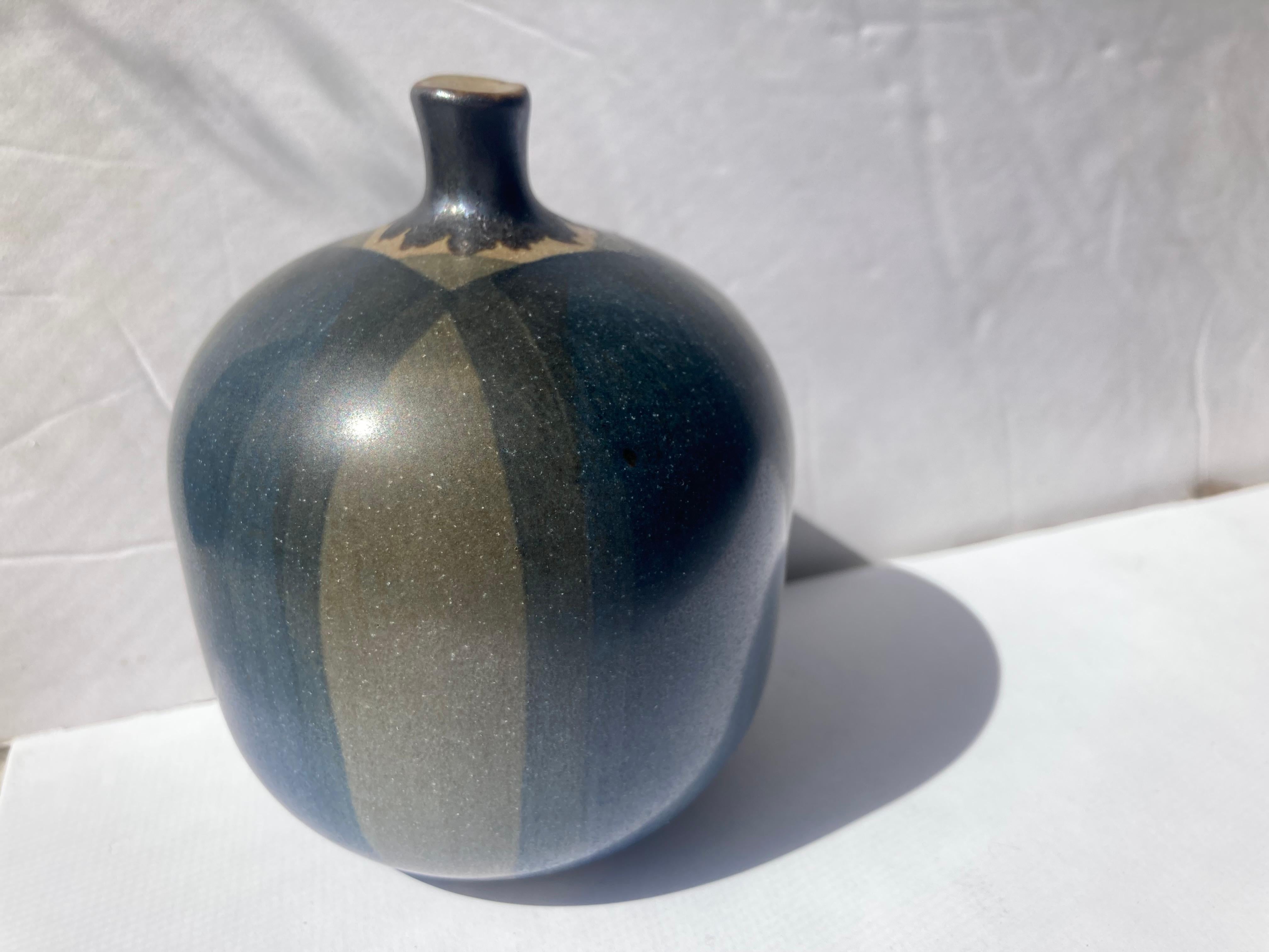 Rupert Deese, Blau, Keramik/Steinzeug „Apfel““ Skulptur, Briefbeschwerer, markiert (amerikanisch) im Angebot