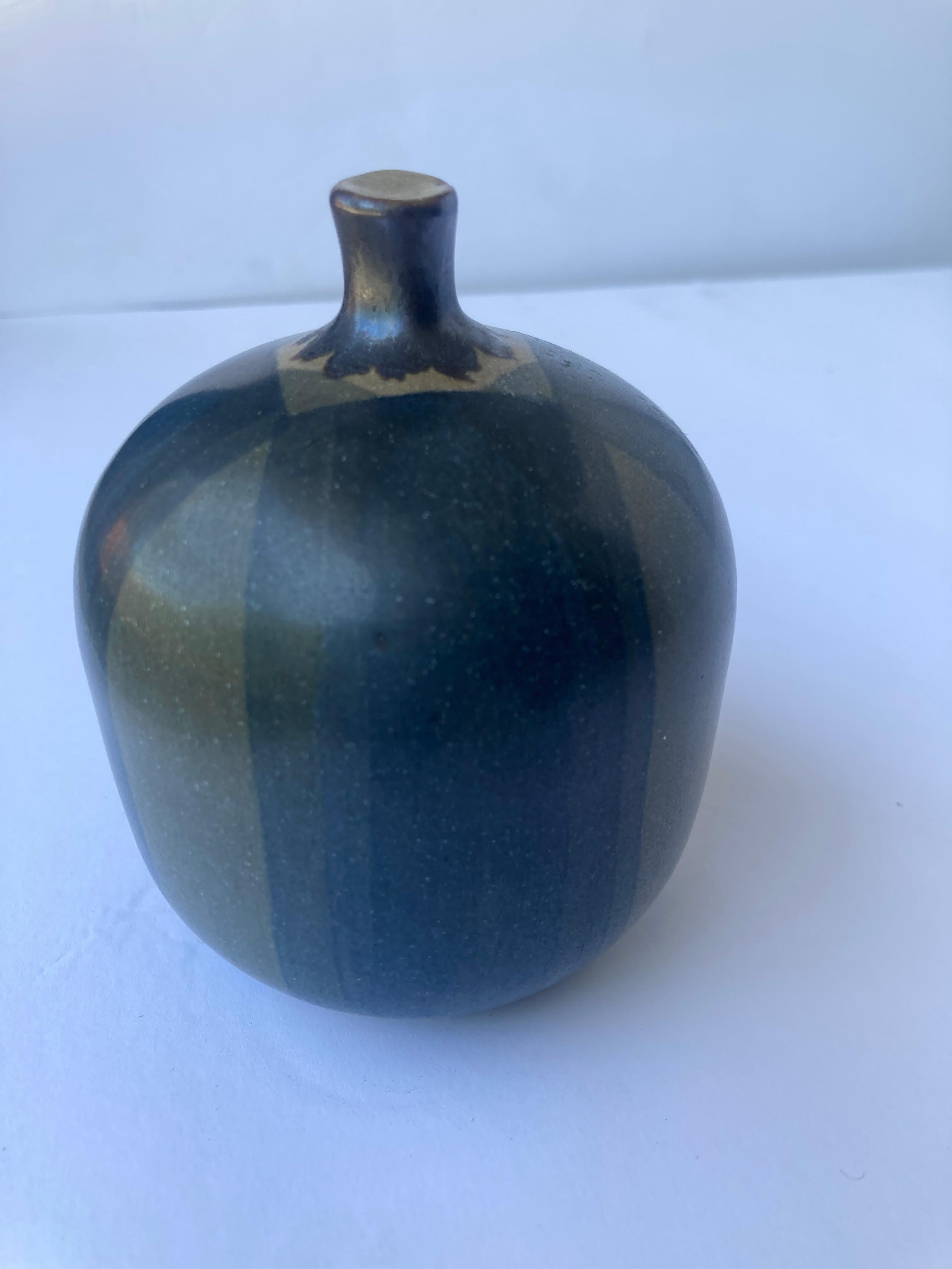Rupert Deese, Blau, Keramik/Steinzeug „Apfel““ Skulptur, Briefbeschwerer, markiert (Handgefertigt) im Angebot