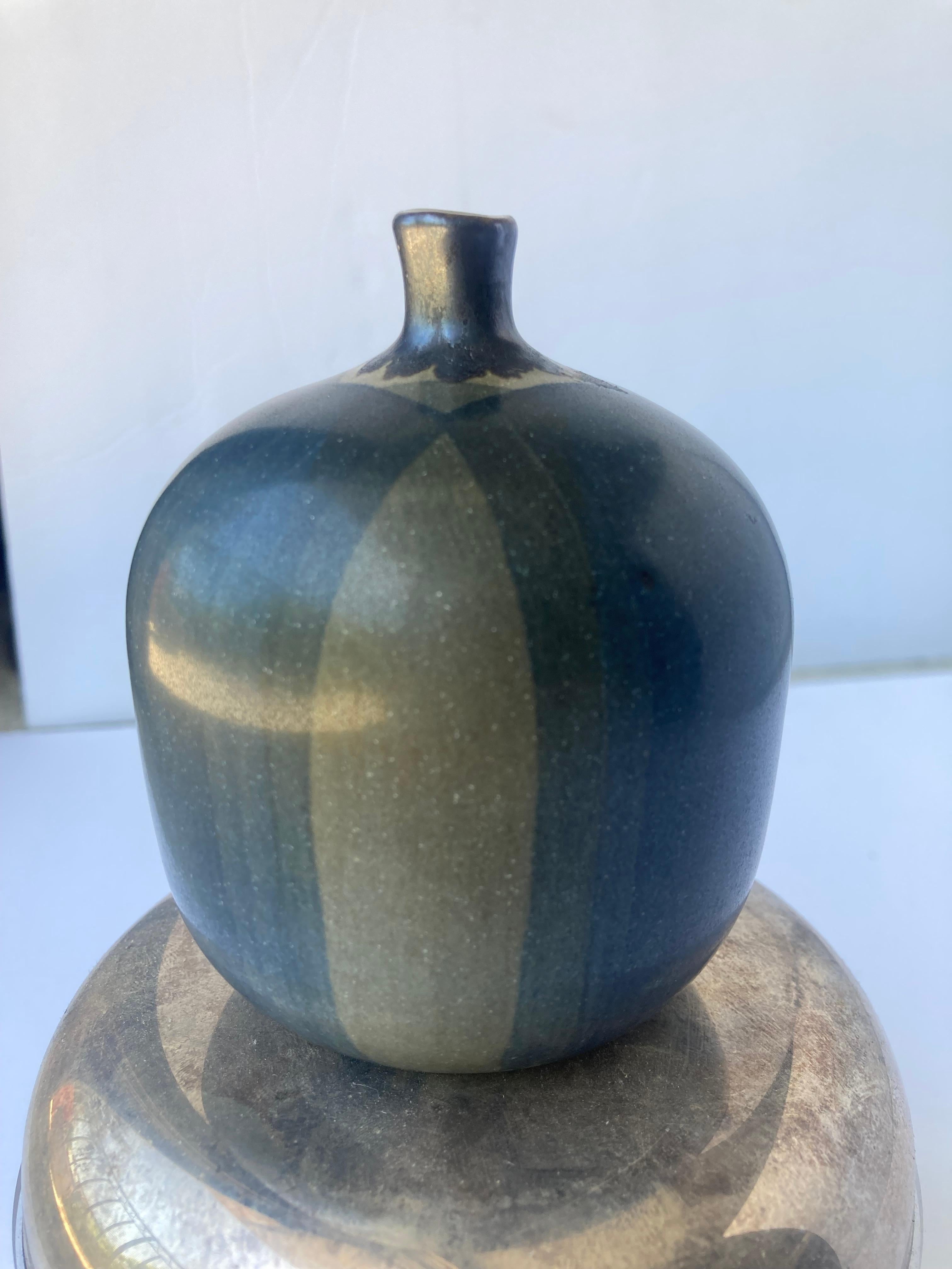 Rupert Deese, Bleu, Céramique/Stoneware « Pomme » Sculpture, Presse-papier, Marqué Bon état - En vente à Los Angeles, CA