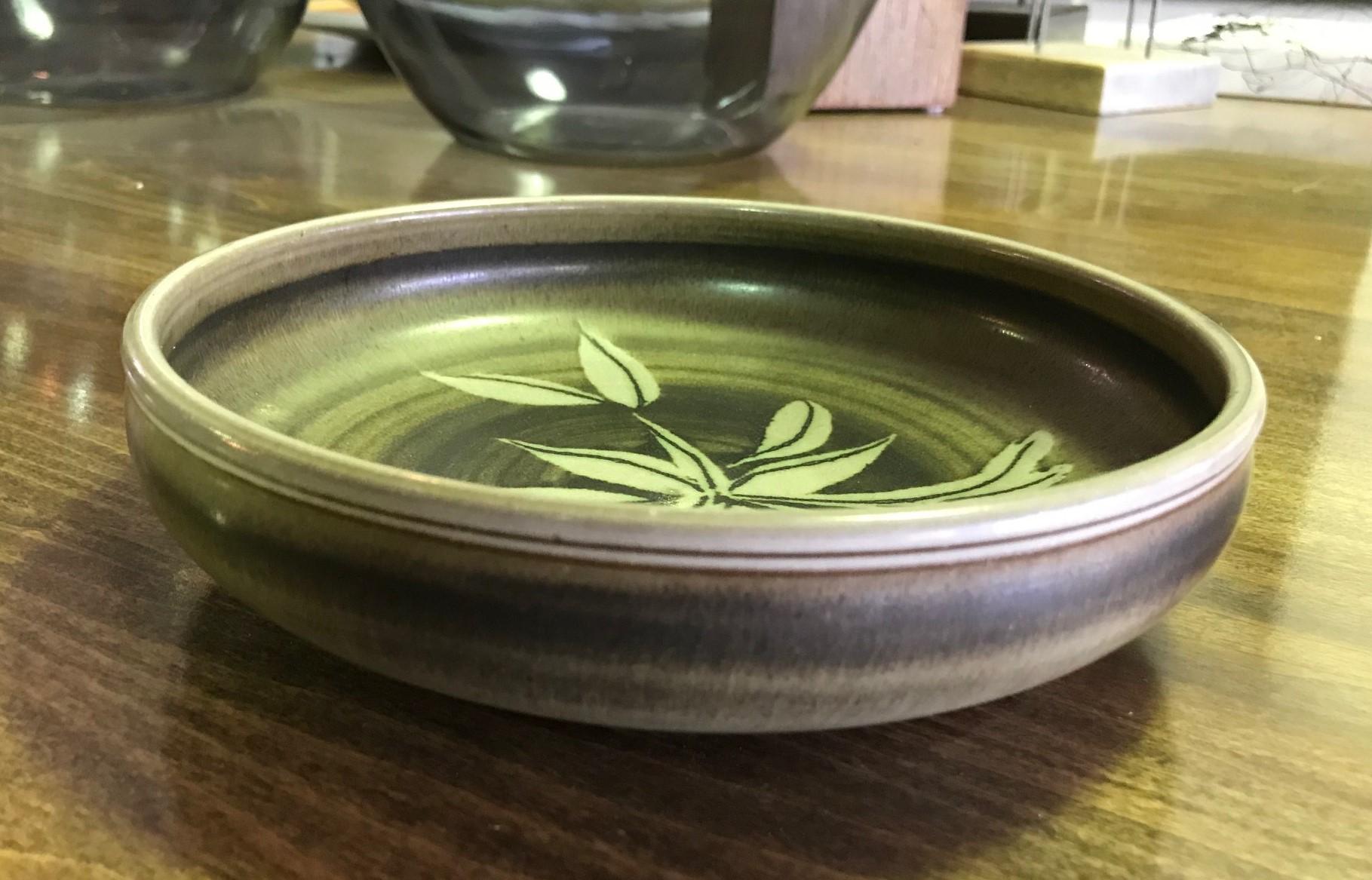 A gorgeous floral or leaf pattern decorated bowl by California master ceramist Rupert Deese who worked closely with pottery legend Harrison Mcintosh.

Signed with Deese's cipher/ stamp and sticker on the base.

Would be a great addition to any