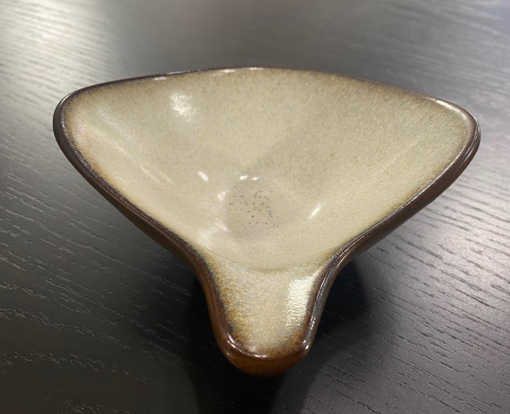 A gorgeously crafted, beautifully glazed, Mid-Century Modern curved bowl by California master ceramist Rupert Deese who worked closely with pottery legend Harrison Mcintosh.

Signed with Deese's cipher/ stamp on the base.

Would be a great