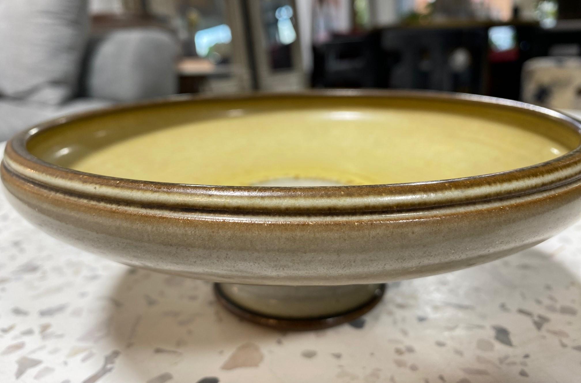 Cuenco con pedestal de California Pottery Studio A, moderno de mediados de siglo, firmado por Rupert Deese en Bueno estado para la venta en Studio City, CA