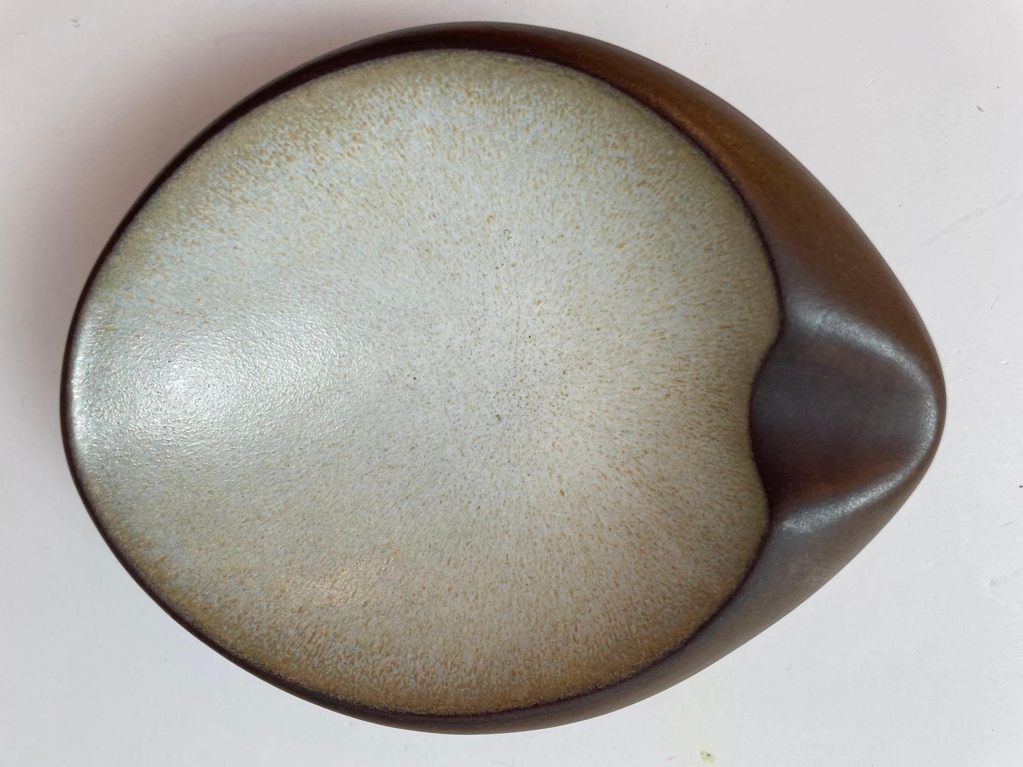 Rupert Deese Signed Mid-Century Modern California Studio Stoneware Ashtray In Good Condition For Sale In North Hollywood, CA
