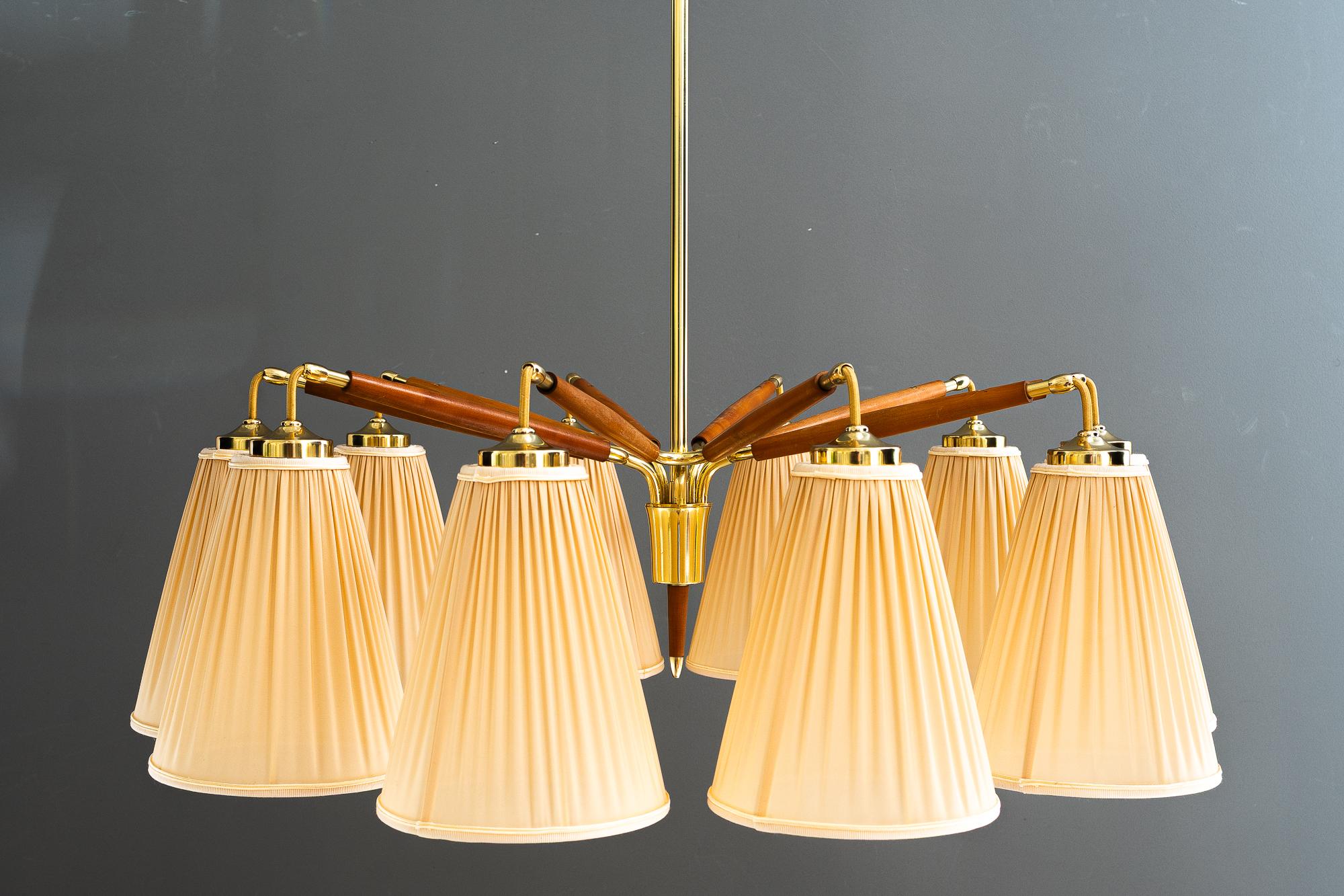 Rupert Nikoll lustre à 10 bras de lumière avec abat-jour en tissu vienne vers les années 1950
Laiton et bois
Les stores sont remplacés ( nouveaux )