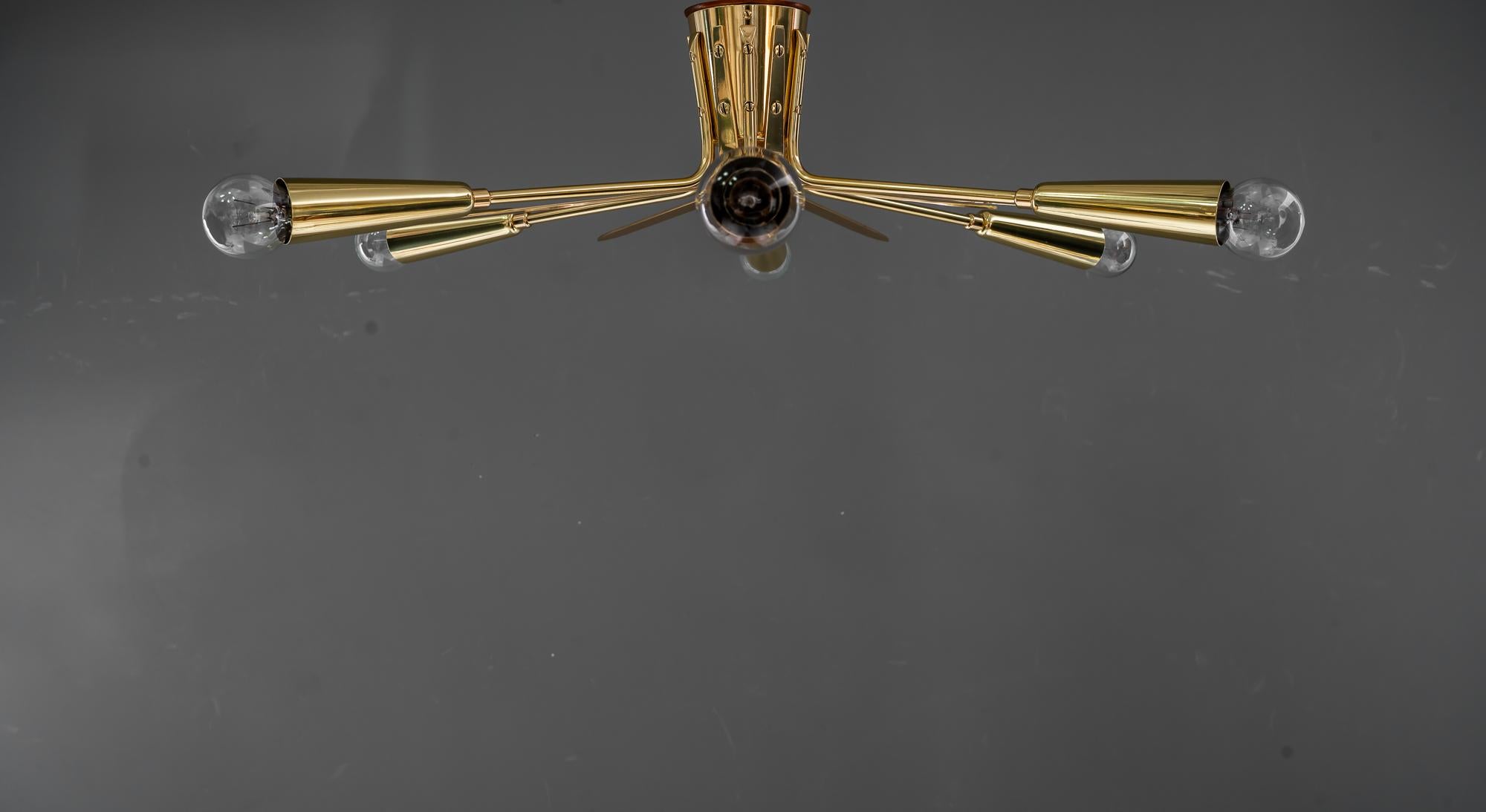 Rupert Nikoll plafonnier vienne vers 1950
Laiton poli et émaillé au four
Les ampoules ne sont pas incluses ( elles sont seulement pour la prise de photos )