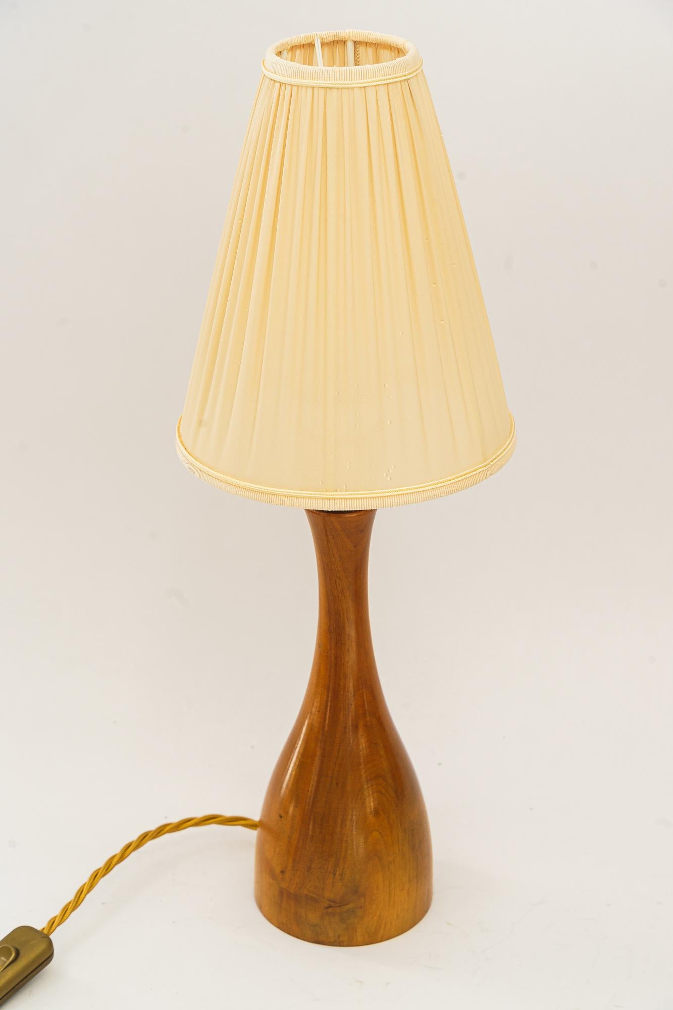 Rupert Nikoll lampe de table en bois de cerisier avec abat-jour en tissu vienne vers 1950
Bois poli
Laiton poli et émaillé au four
L'abat-jour en tissu est remplacé (neuf).