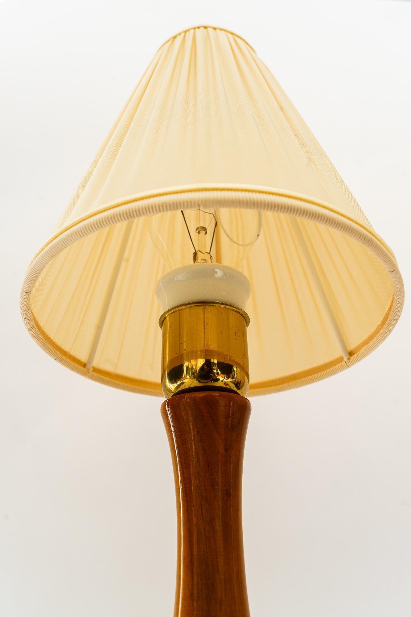 Mid-Century Modern Rupert Nikoll lampe de table en bois de cerisier avec abat-jour en tissu vienne vers 1950