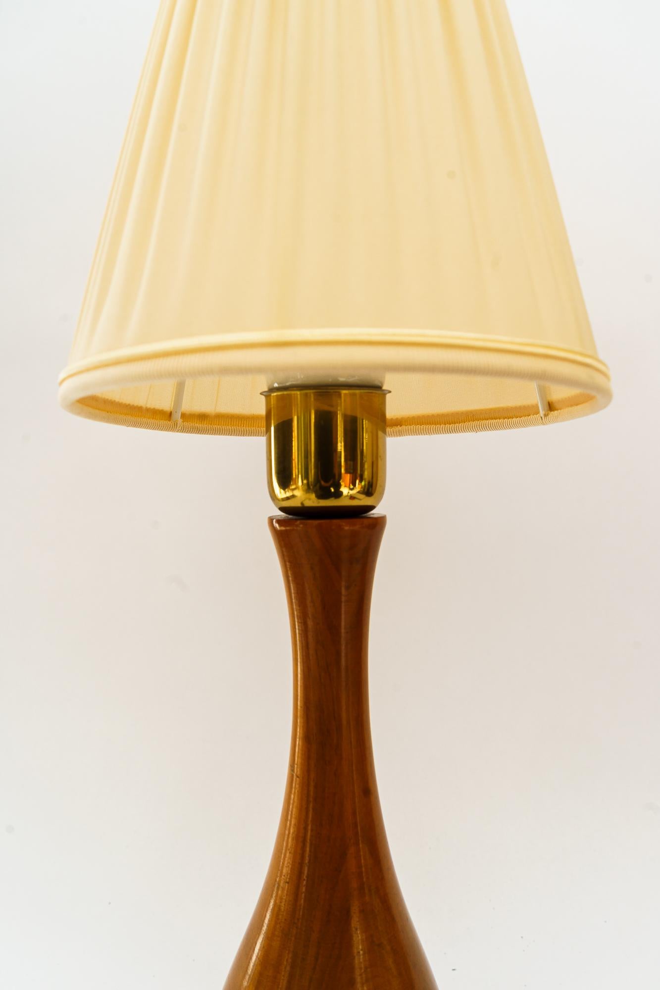 Autrichien Rupert Nikoll lampe de table en bois de cerisier avec abat-jour en tissu vienne vers 1950