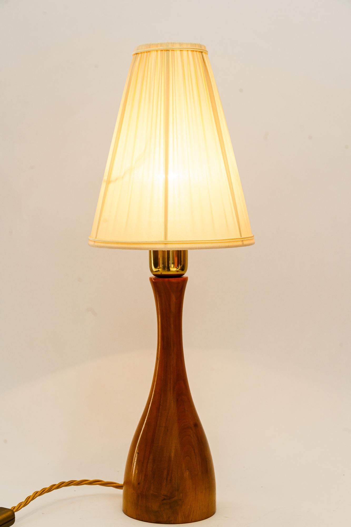 Milieu du XXe siècle Rupert Nikoll lampe de table en bois de cerisier avec abat-jour en tissu vienne vers 1950