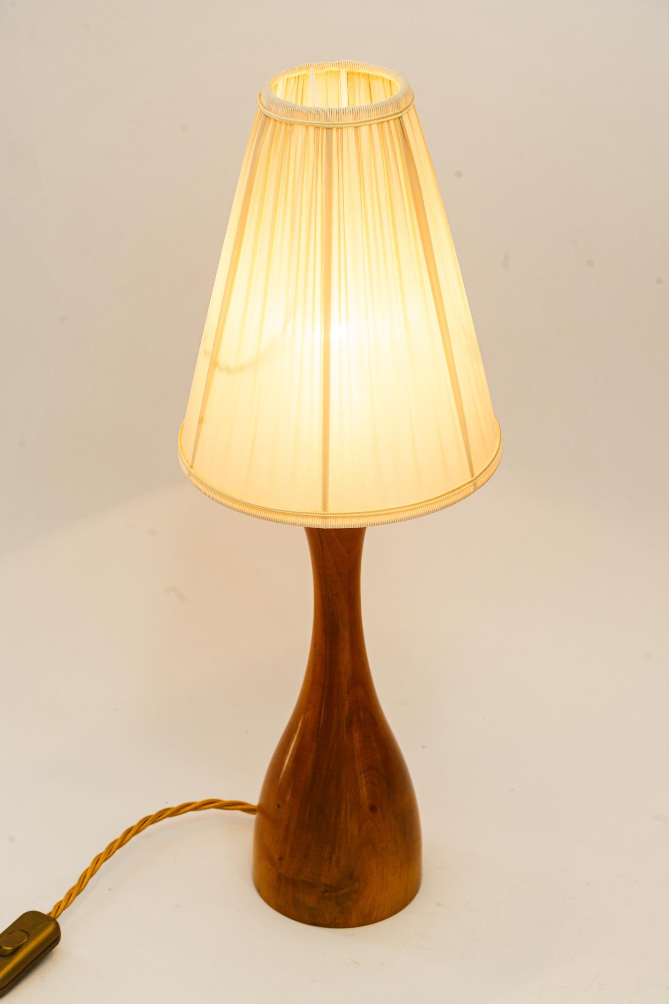 Laiton Rupert Nikoll lampe de table en bois de cerisier avec abat-jour en tissu vienne vers 1950