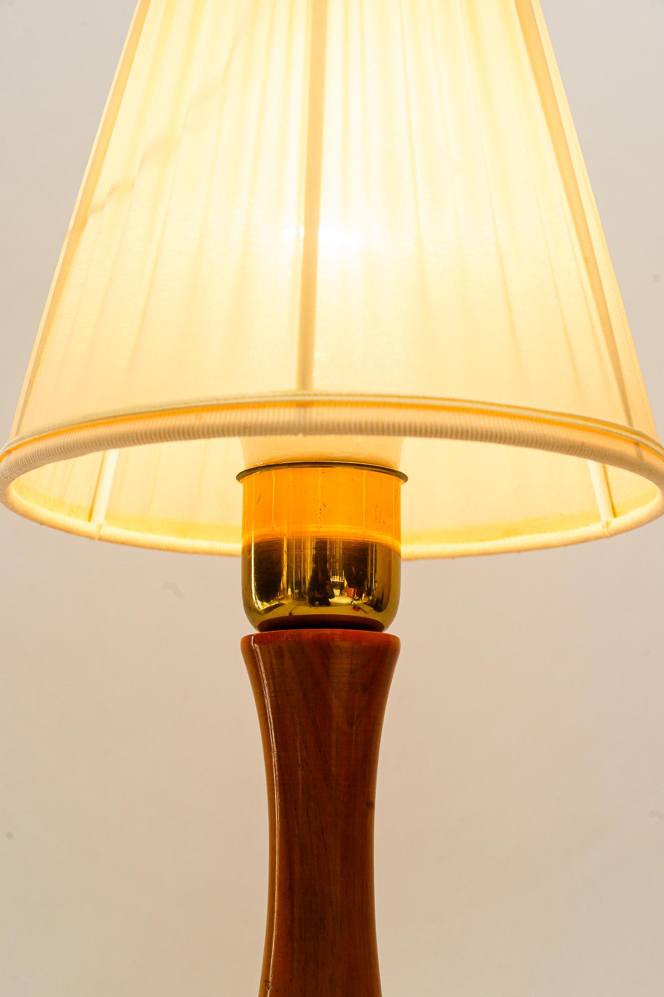 Rupert Nikoll lampe de table en bois de cerisier avec abat-jour en tissu vienne vers 1950 1