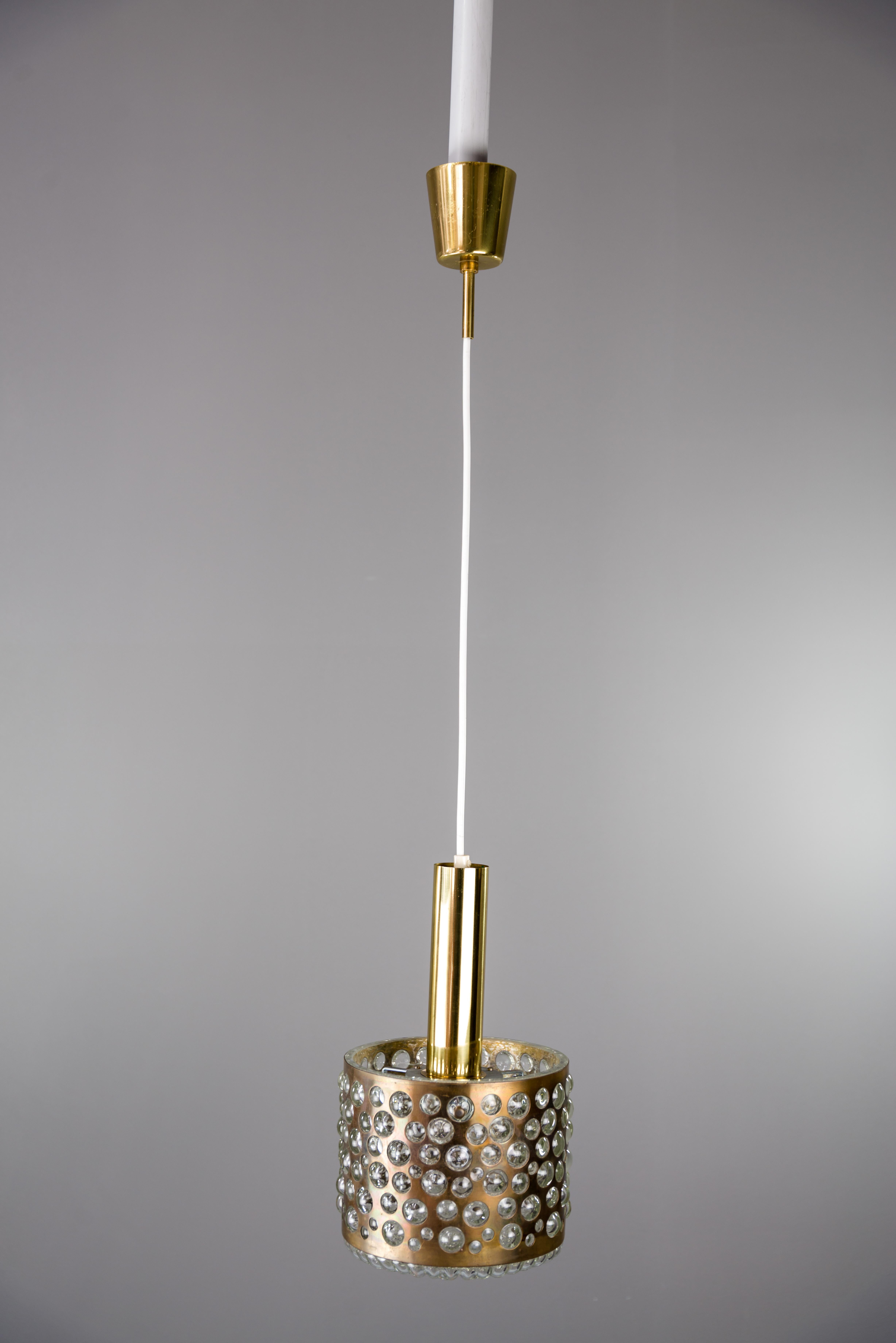 Lampadario Rupert Nikoll, anni '50 circa 
Rupert Nikoll, Vienna, Austria, prodotto a metà del secolo scorso, circa 1960 (fine anni '50 o inizio anni '60). 
Sono costituiti da una cintura di ottone senza cuciture con fori di varie dimensioni. Il
