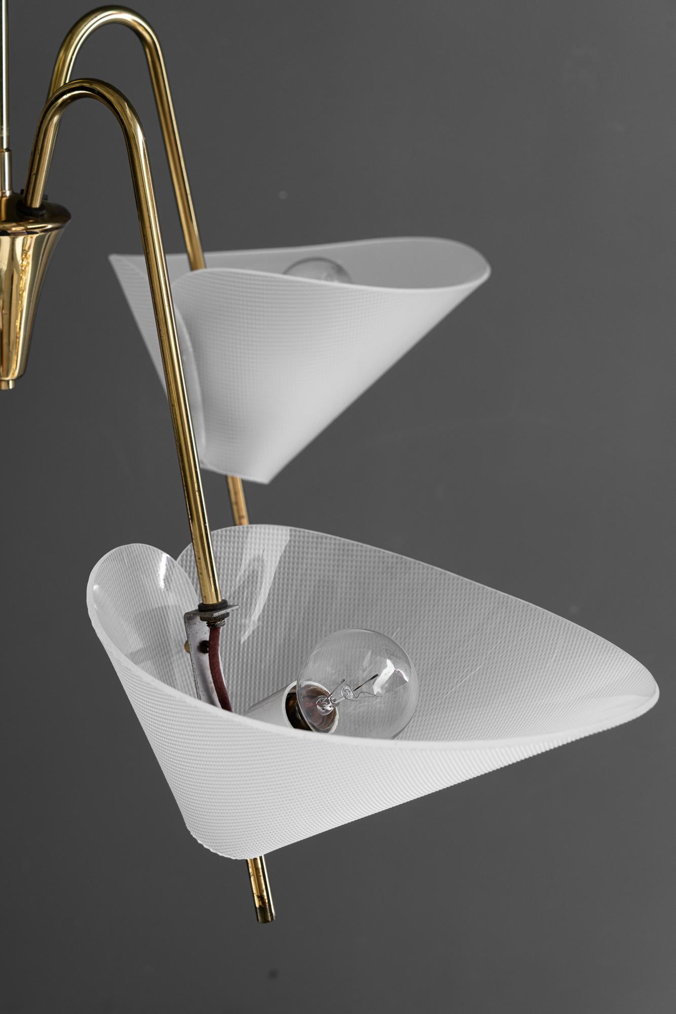 Rupert Nikoll lámpara de araña con pantallas de lucita viena hacia 1960 Moderno de mediados de siglo en venta