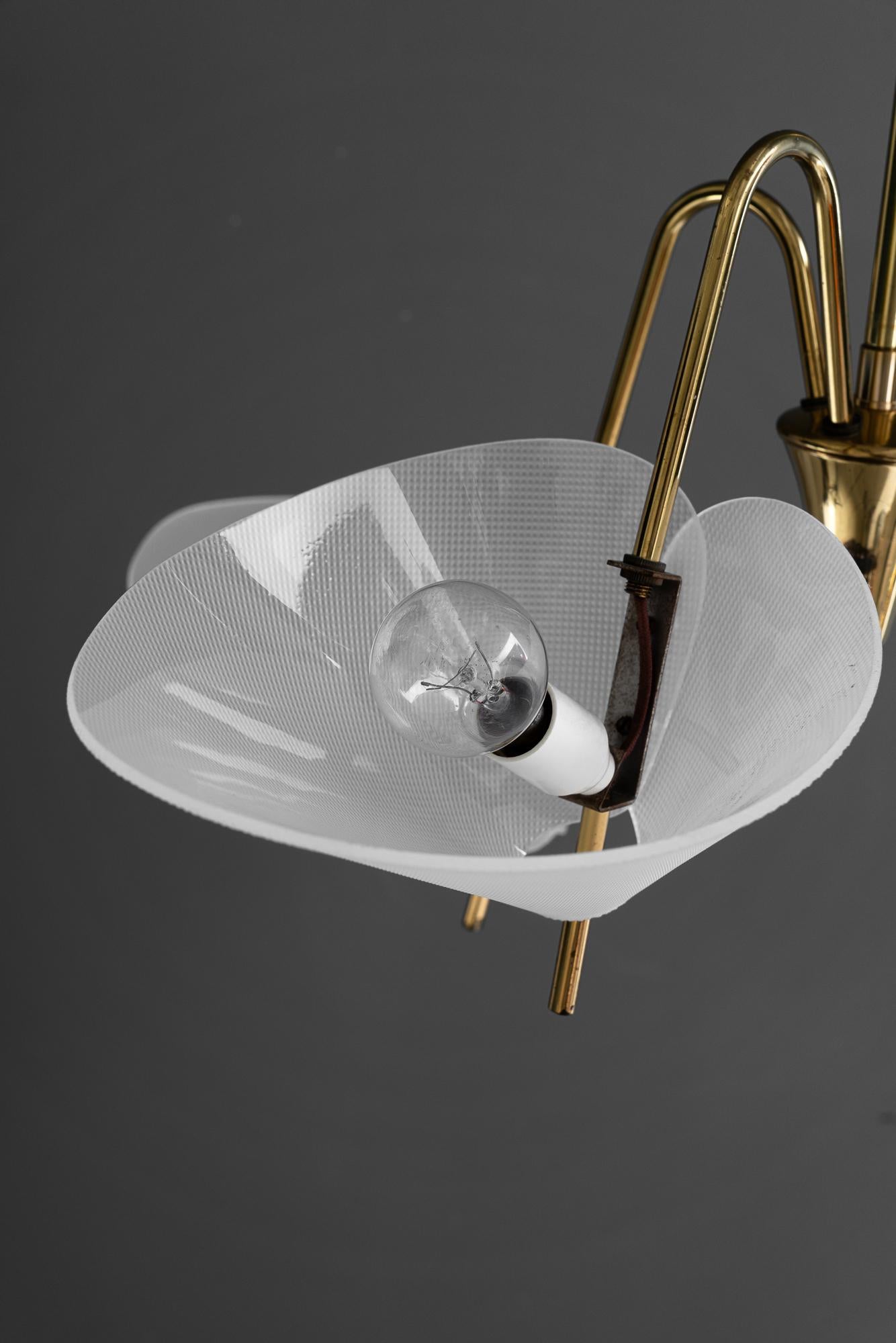 Rupert Nikoll lámpara de araña con pantallas de lucita viena hacia 1960 Austríaco en venta