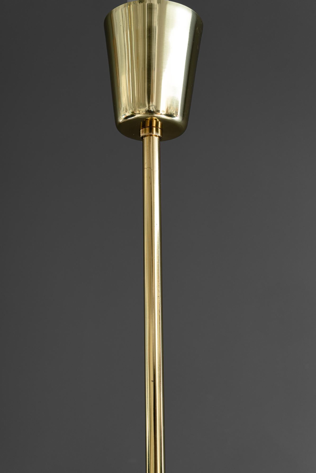 Rupert Nikoll lámpara de araña con pantallas de lucita viena hacia 1960 Latón en venta