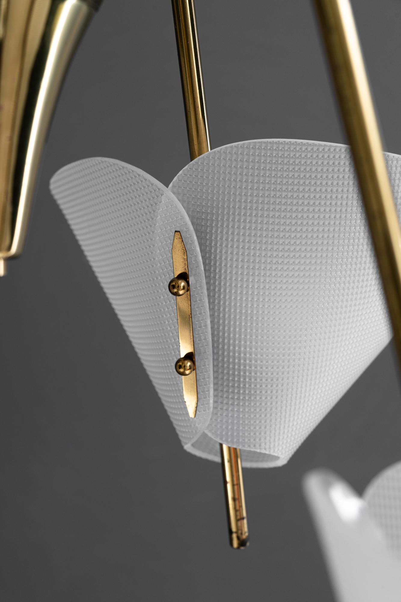 Rupert Nikoll lámpara de araña con pantallas de lucita viena hacia 1960 en venta 1