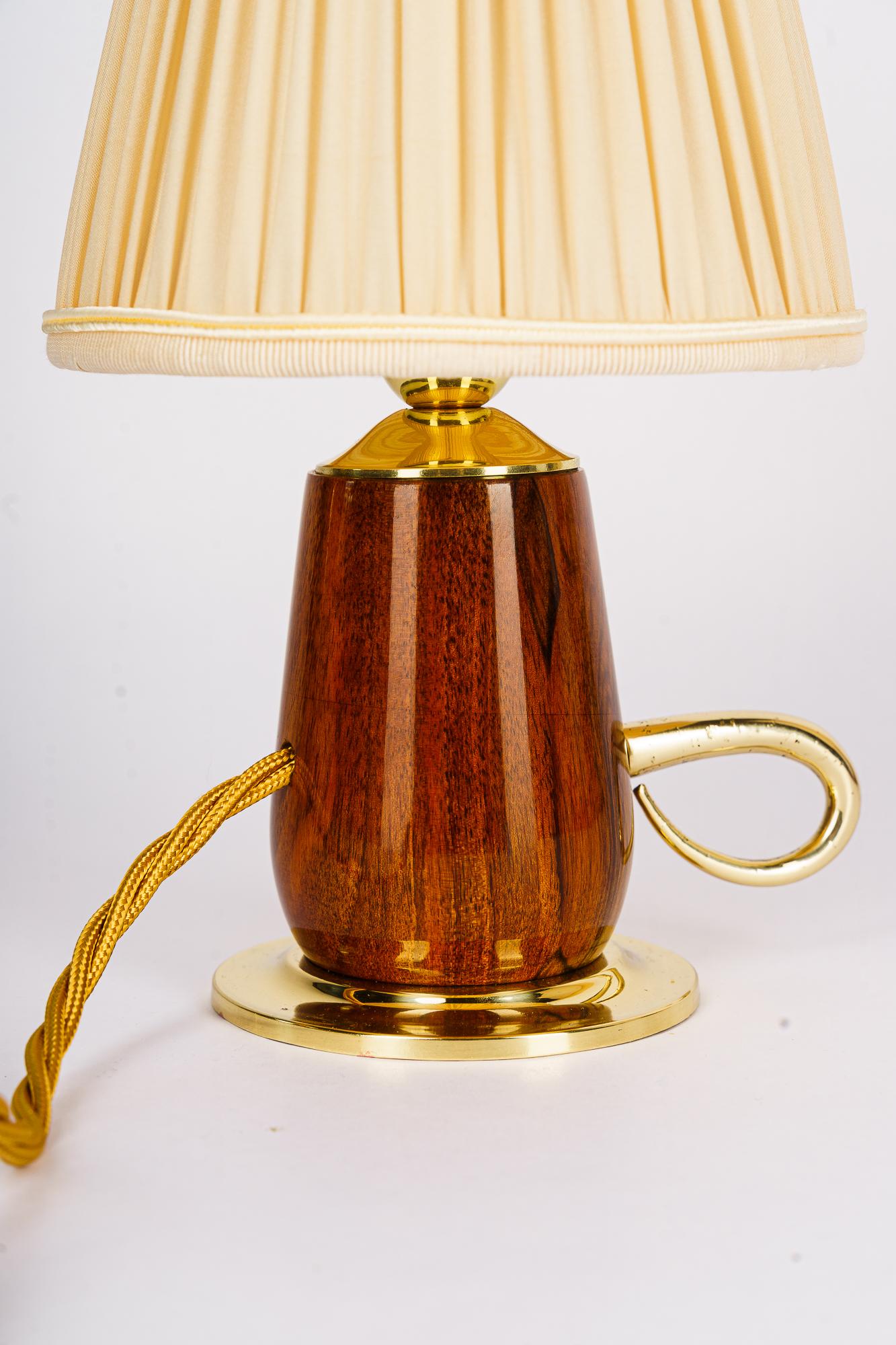 Rupert nikoll tischlampe kirschbaum mit stoffschirm wien um 1950er
Kirschenholz poliert
Messingteile poliert und einbrennlackiert
Der Stoffschirm wird ersetzt ( neu )