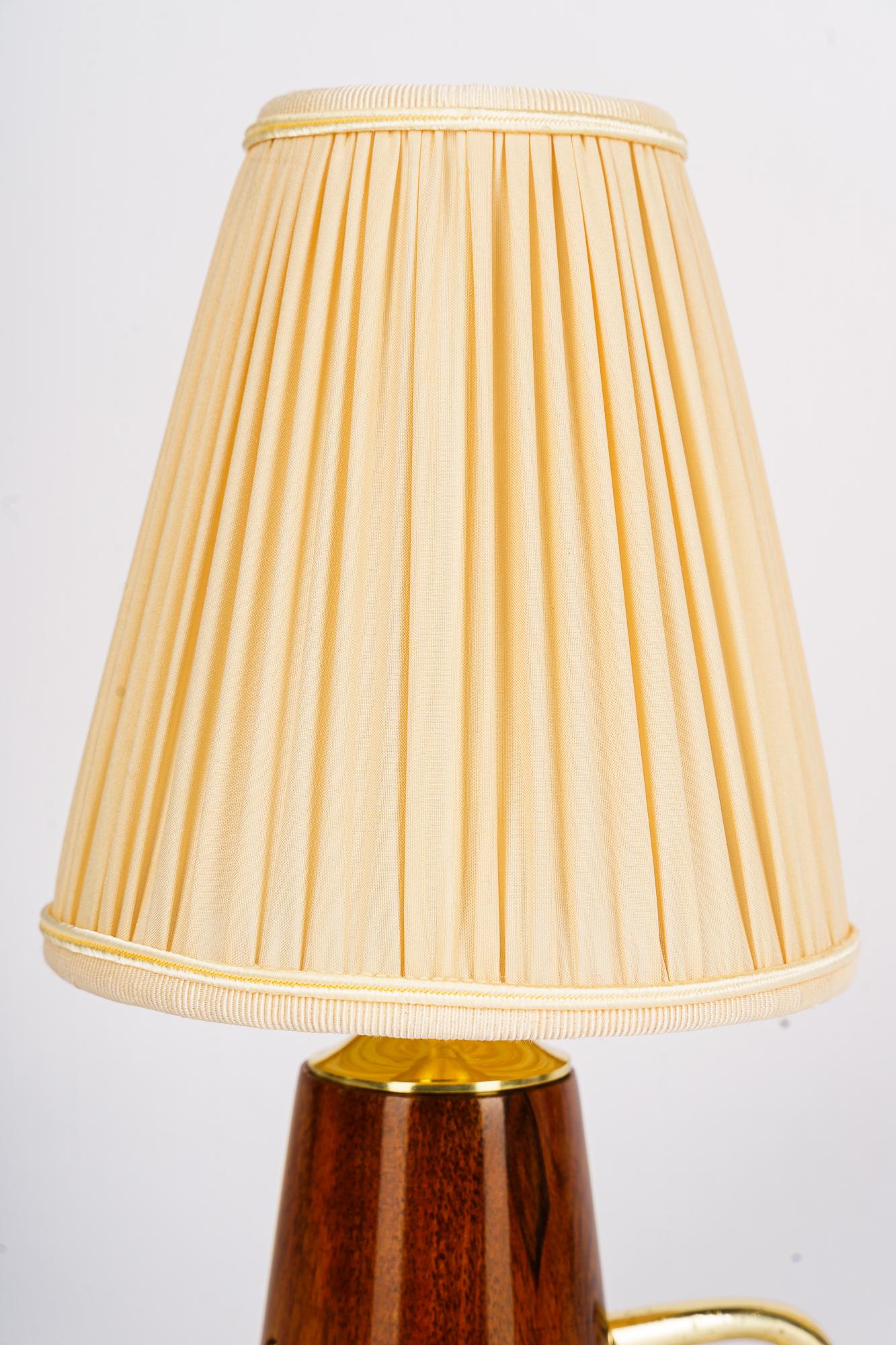 Rupert nikoll tischlampe kirschbaum mit stoffschirm wien um 1950er (Moderne der Mitte des Jahrhunderts) im Angebot