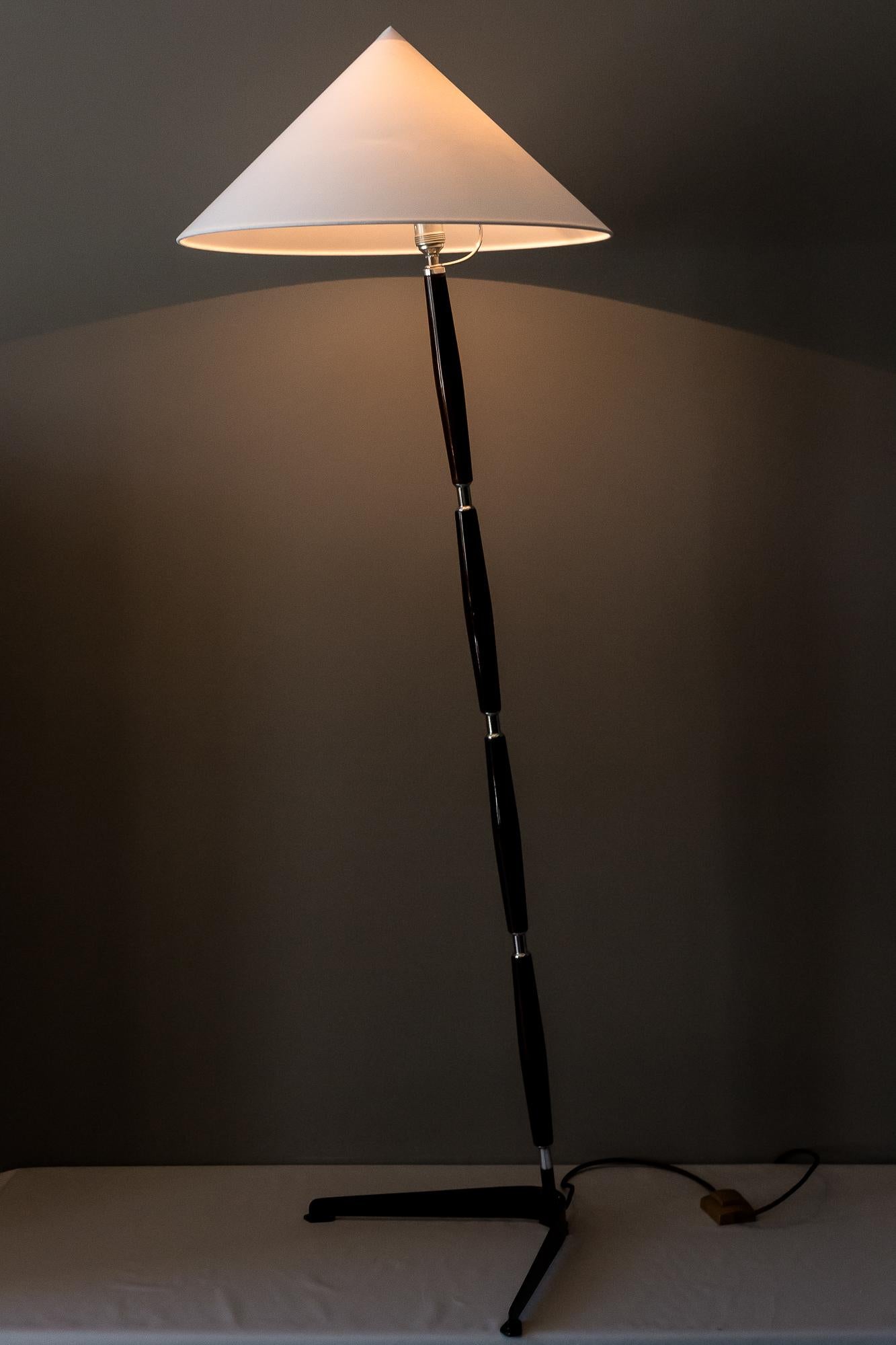 Rupert Nikoll floor lamp, circa 1950s
Iron base
Wood and partly nickel-plated stem
The shade is replaced (new).