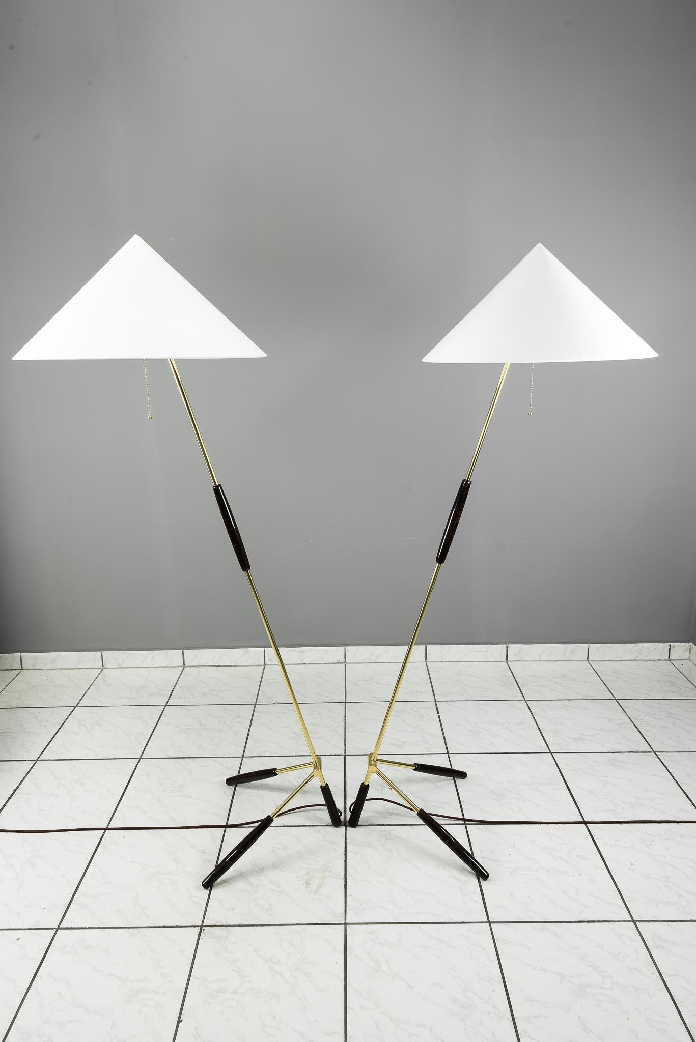 Rupert Nikoll floor lamp, circa 1950s.
The floor lamp is polished and stove enamelled.
The shade is replaced (new).
The original wood handle is polished.
The floor lamp is in a excellent condition.
The price is for both together.