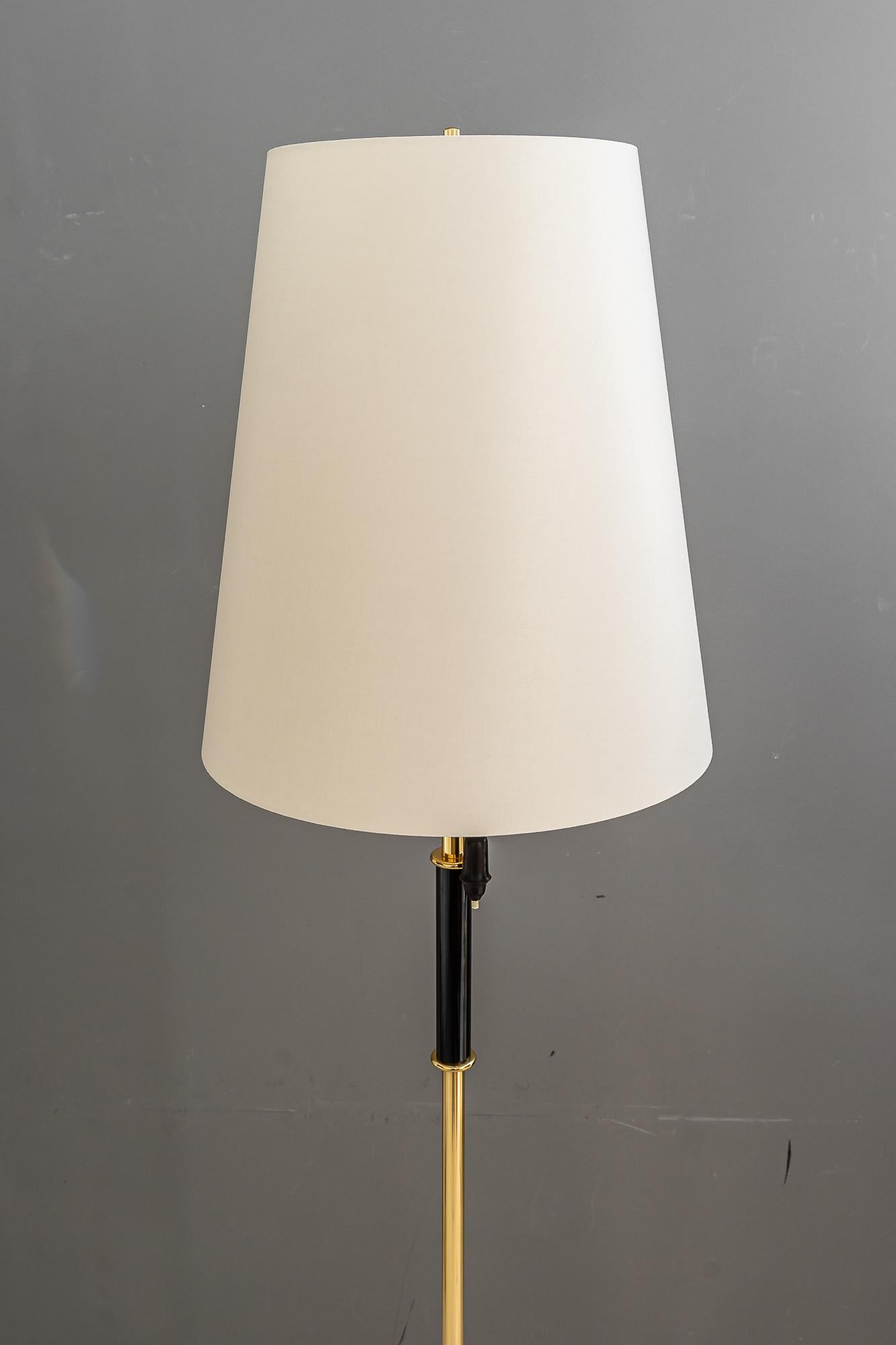 Rupert Nikoll Lampadaire avec abat-jour en tissu vienne vers 1950
Laiton poli et émaillé au four
La base est partiellement noircie
L'abat-jour en tissu est remplacé (neuf).
