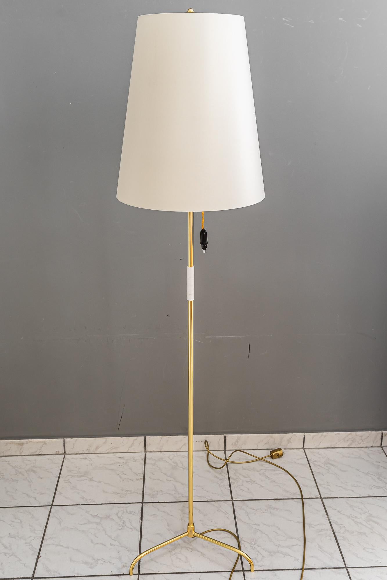 Rupert Nikoll Lampadaire avec abat-jour en tissu vienne vers 1950
Laiton poli et émaillé au four
L'abat-jour en tissu est remplacé (neuf).