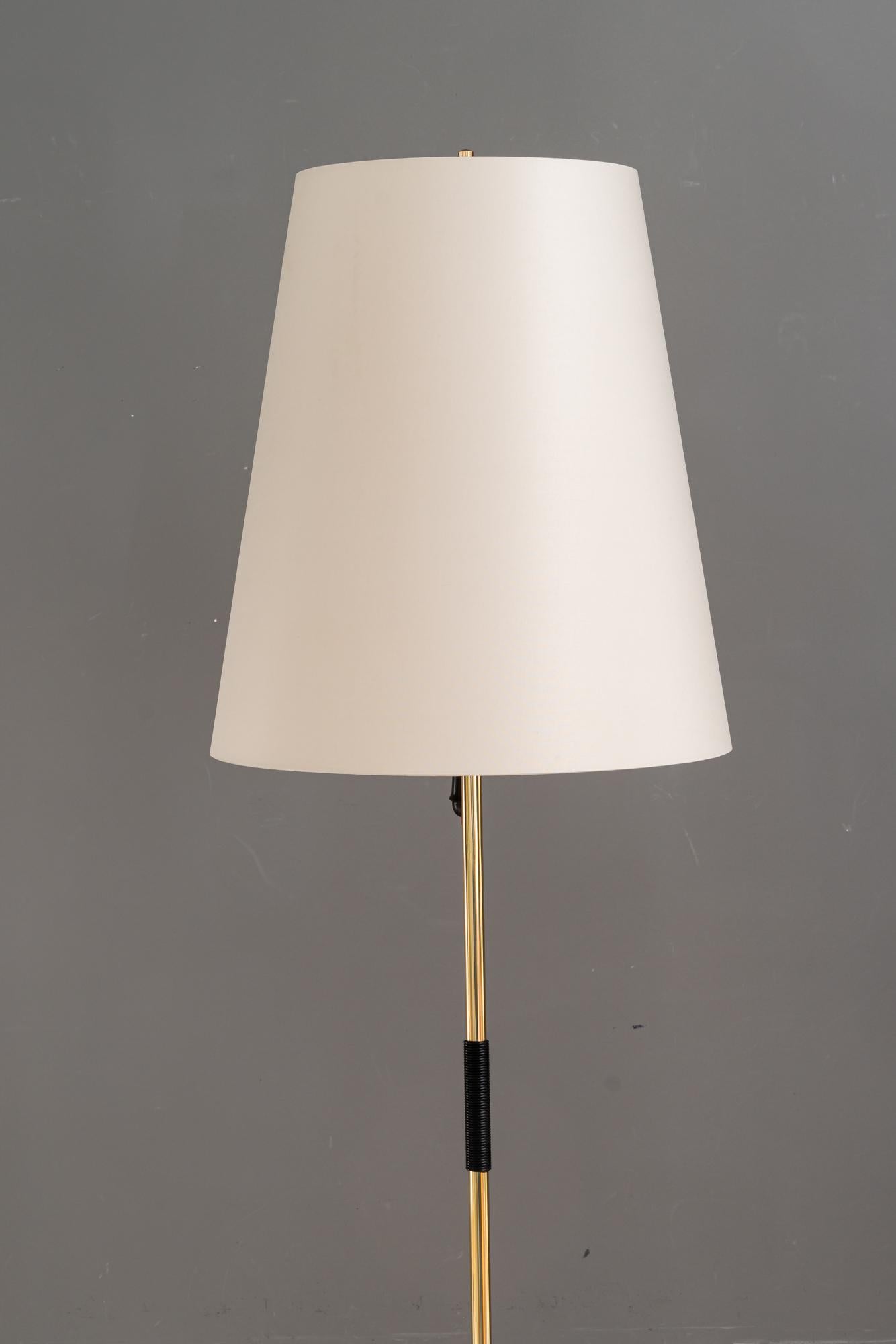 Lámpara de pie Rupert Nikoll con pantalla de tela viena años 50 aproximadamente
Latón pulido y esmaltado al horno
La base está ennegrecida
Se sustituye la pantalla de tela ( nueva )