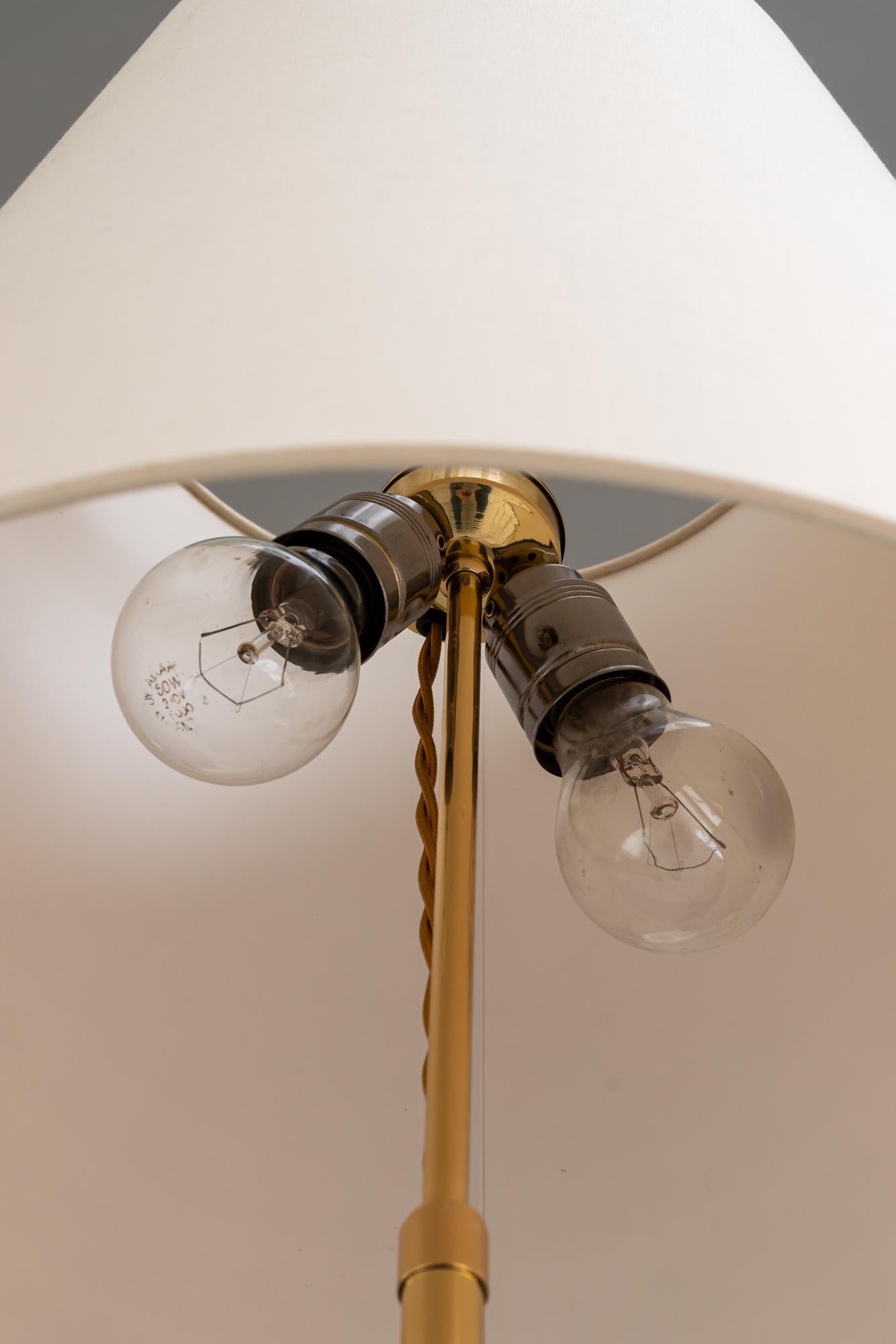 Lámpara de pie Rupert Nikoll con pantalla de tela viena años 50 aproximadamente Latón en venta