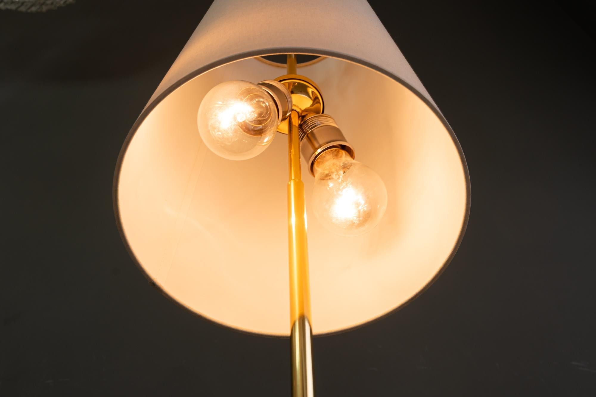 Rupert Nikoll Lámpara de pie con pantalla de tela viena años 1960 aproximadamente en venta 2