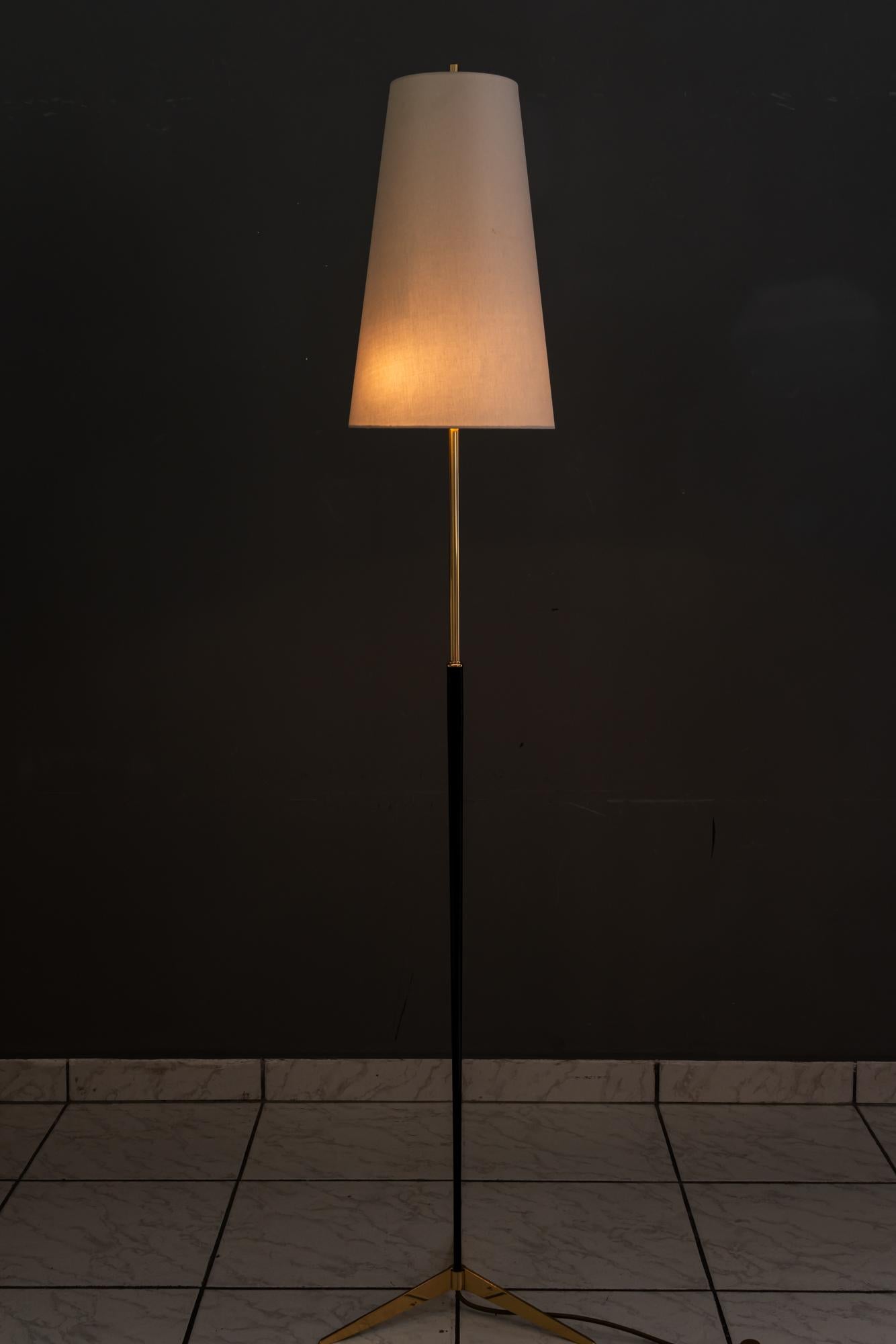 Rupert Nikoll Lámpara de pie con pantalla de tela viena años 1960 aproximadamente en Bueno estado para la venta en Wien, AT