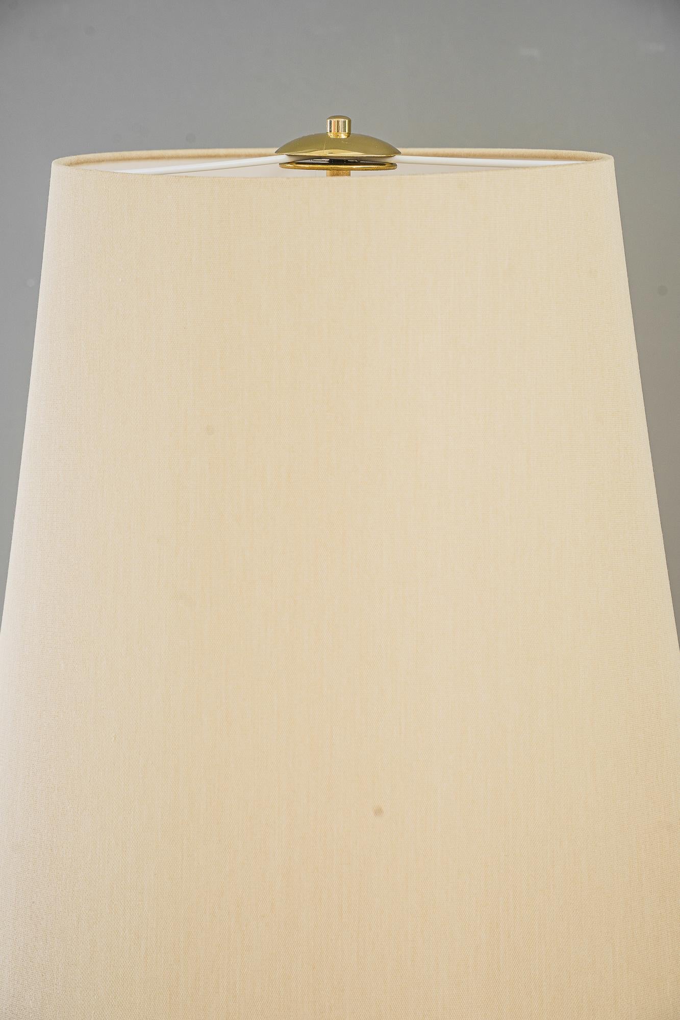 Rupert Nikoll Lámpara de pie con pantalla de tela viena hacia 1960 mediados del siglo XX en venta