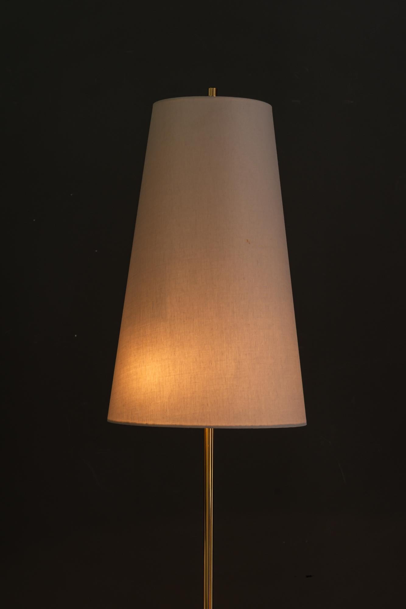 Rupert Nikoll Lámpara de pie con pantalla de tela viena años 1960 aproximadamente mediados del siglo XX en venta